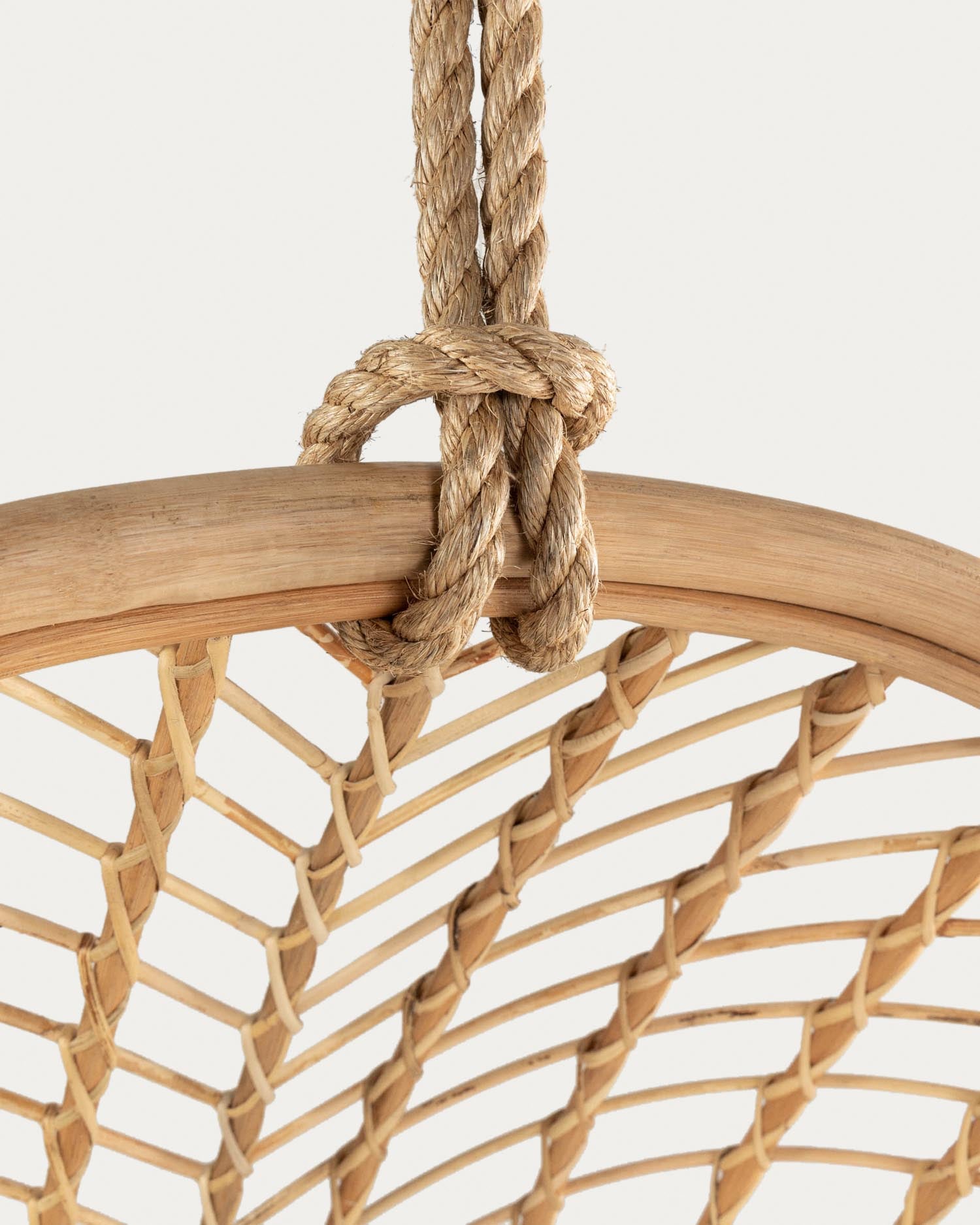 Entspannen Sie im stilvollen Ekaterina Hängesessel aus Rattan von Kave Home. Perfekt für überdachte Außenbereiche, vereint er Langlebigkeit und Eleganz.