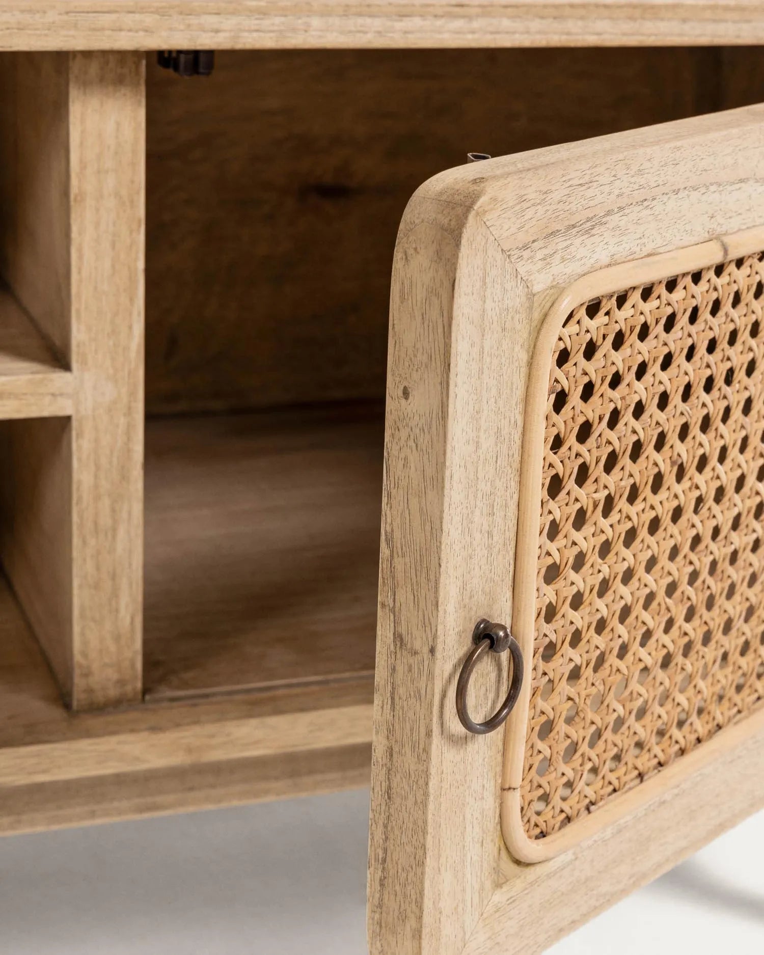 Eleganter TV-Schrank aus Mindiholz und Rattan, 150x50 cm, vereint rustikalen Charme mit modernem Design für stilvolle Wohnräume.