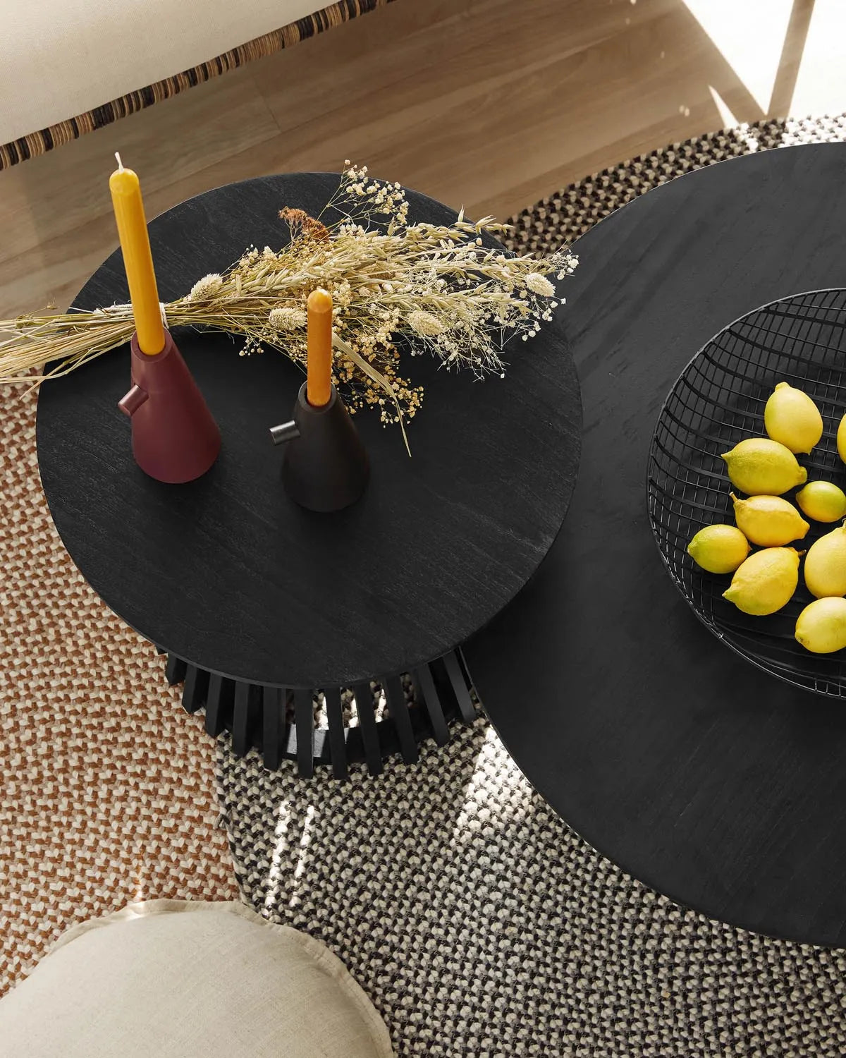 Jeanette Beistelltisch: Schwarzes Mindiholz, Ø 50 cm, Kave Home Design.