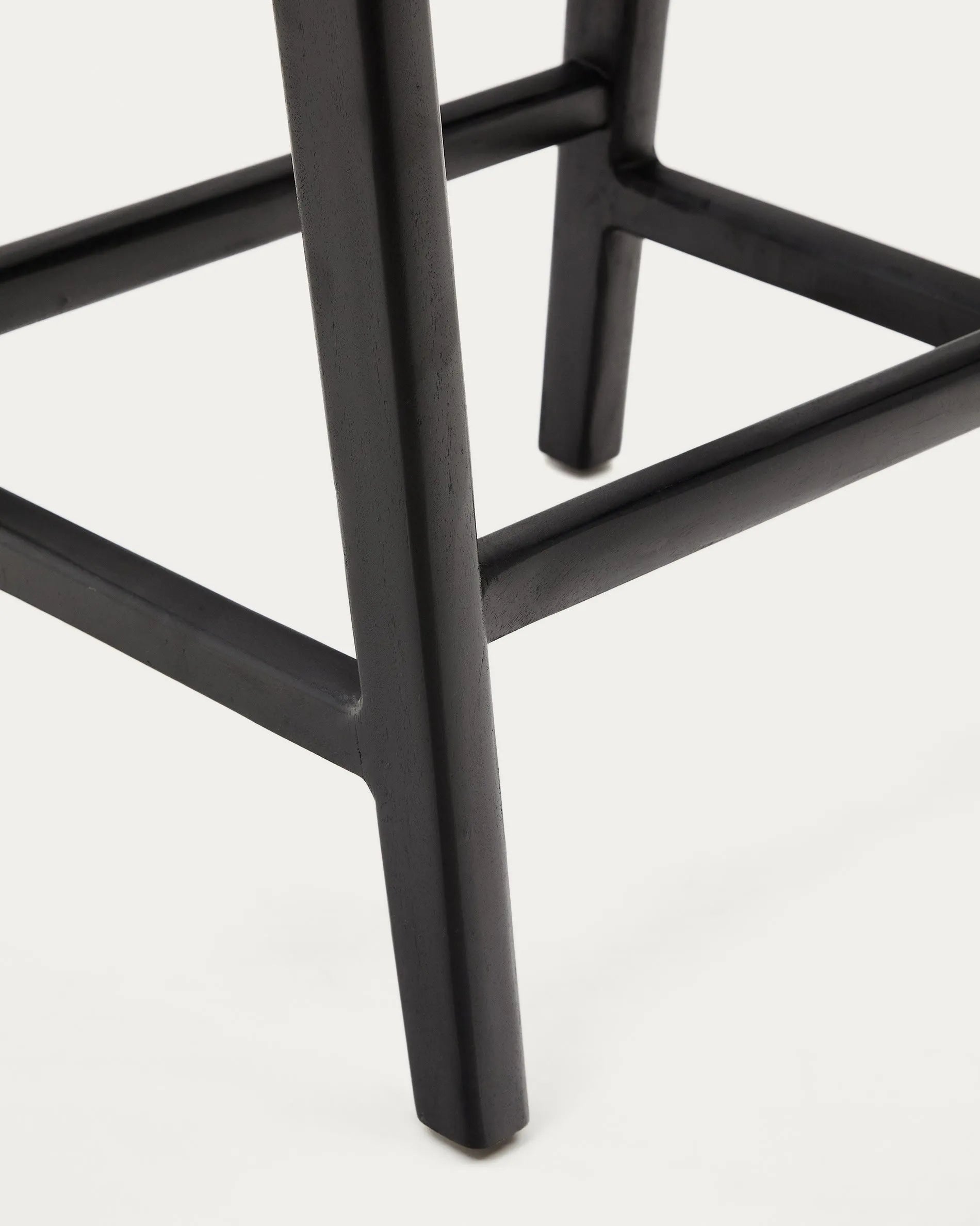 Eleganter Hocker aus schwarzem Mahagoni und Leder, 67 cm hoch, ideal für Bar oder Küche. Zeitlos und komfortabel.