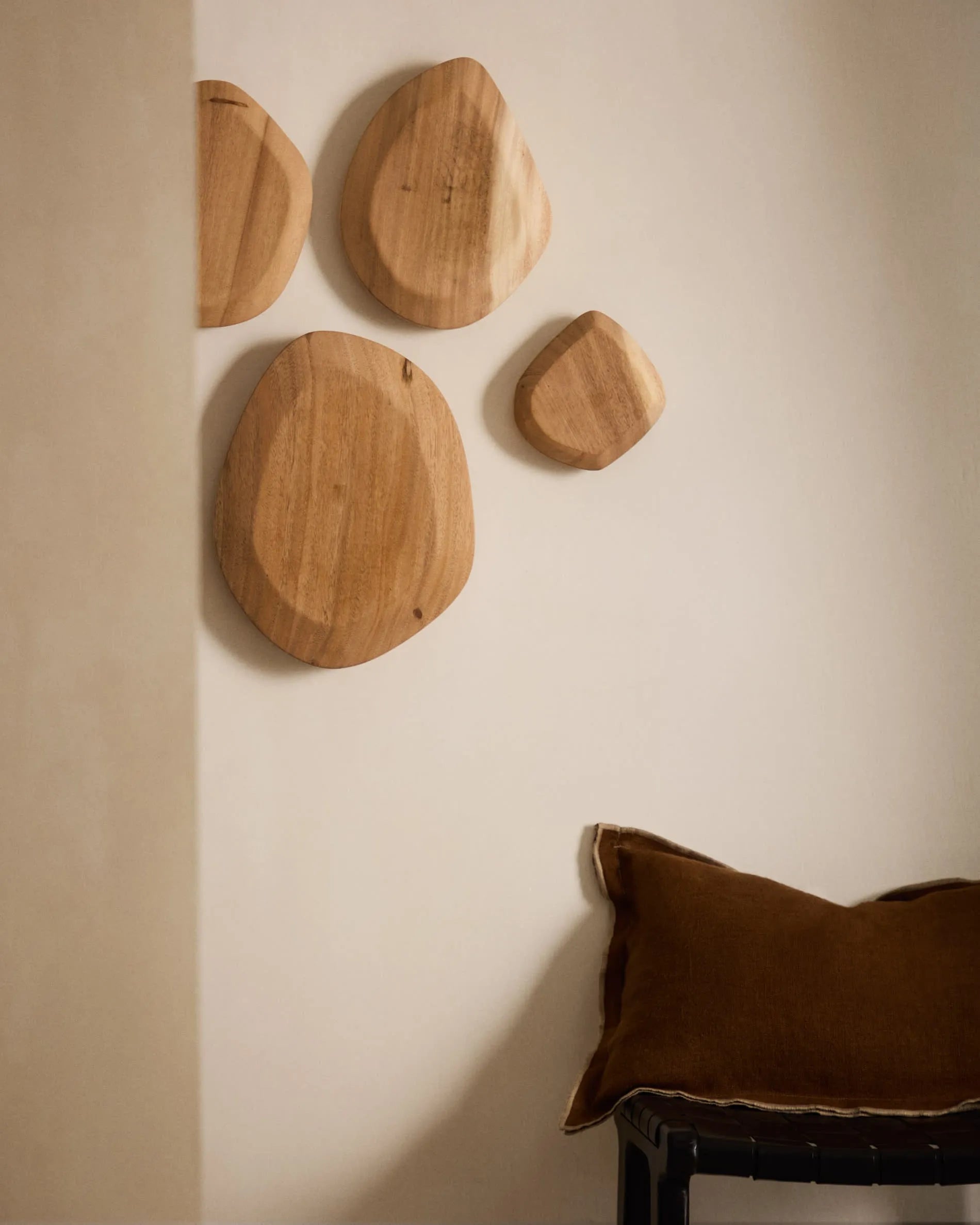 Eleganter Hocker aus schwarzem Mahagoni und Leder, 67 cm hoch, ideal für Bar oder Küche. Zeitlos und komfortabel.