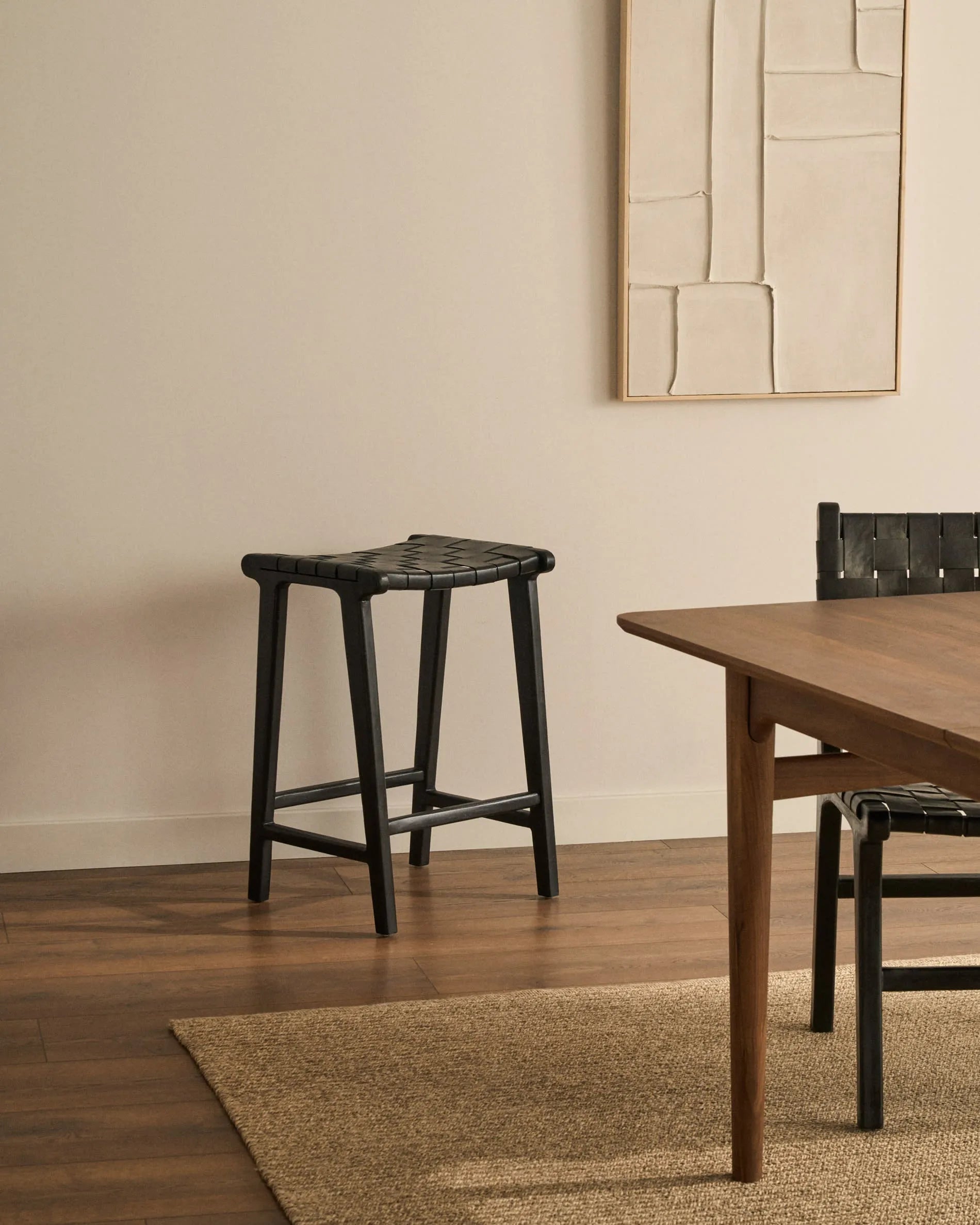 Eleganter Hocker aus schwarzem Mahagoni und Leder, 67 cm hoch, ideal für Bar oder Küche. Zeitlos und komfortabel.