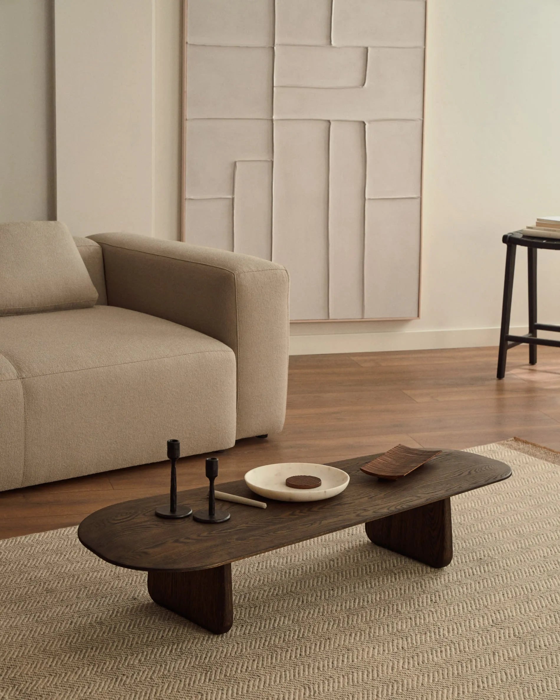 Eleganter Hocker aus schwarzem Mahagoni und Leder, 67 cm hoch, ideal für Bar oder Küche. Zeitlos und komfortabel.