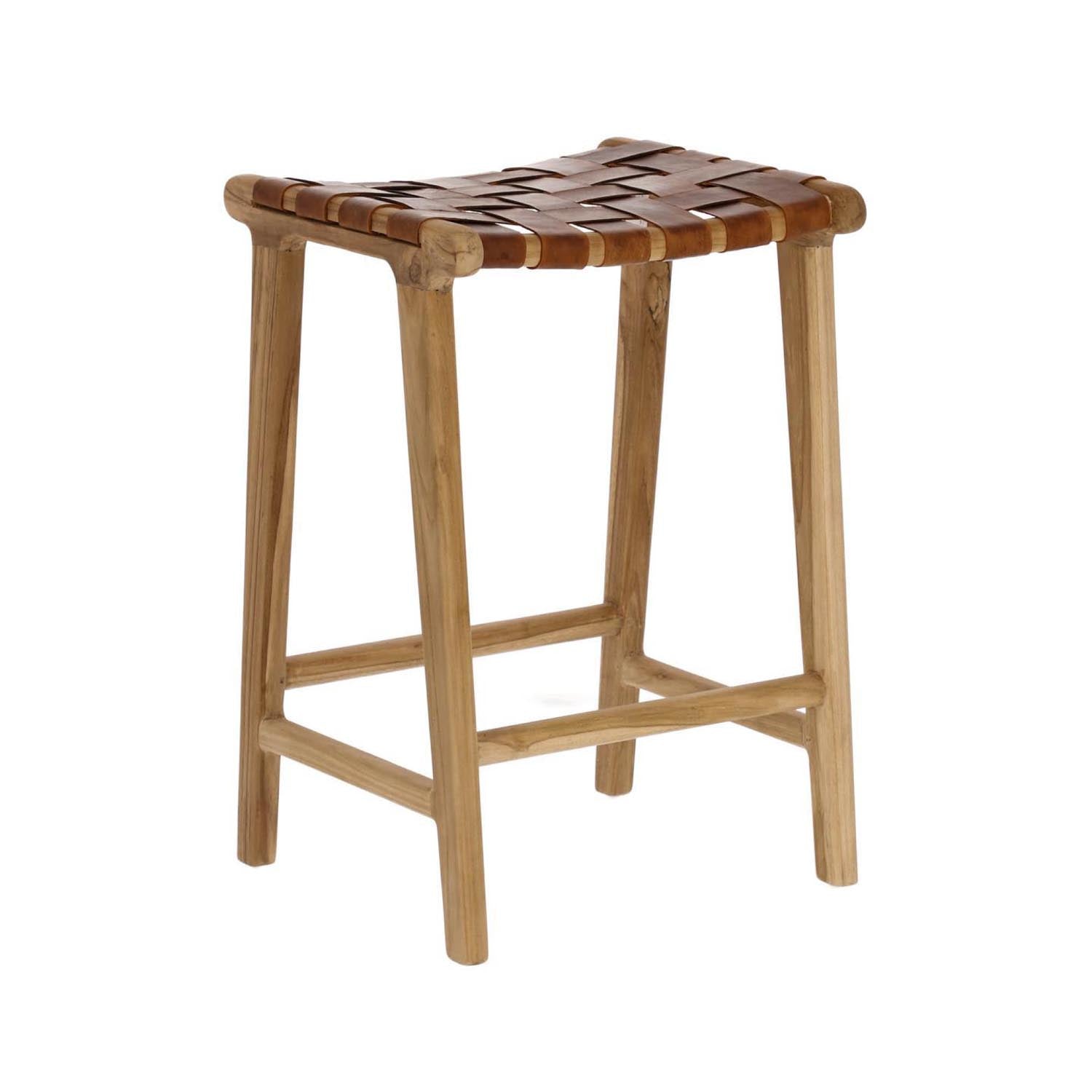 Eleganter Calixta Hocker aus massivem Teakholz, 67 cm hoch, mit Lederriemen. Ideal für Bar und Küche, robust und stilvoll.