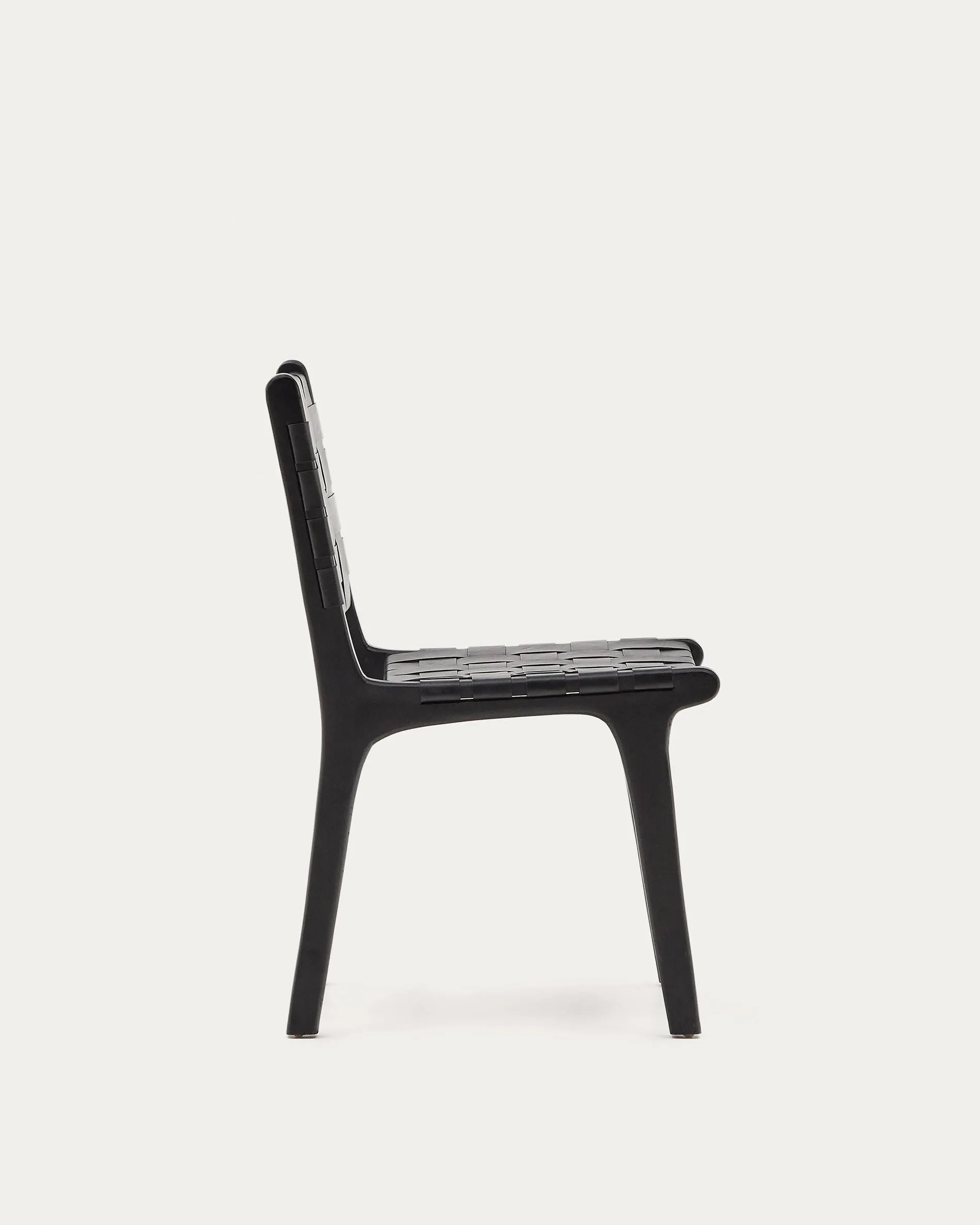 Eleganter Calixta Stuhl aus schwarzem Leder und massivem Mahagoni mit dunklem Finish, ideal für moderne und anspruchsvolle Inneneinrichtungen.