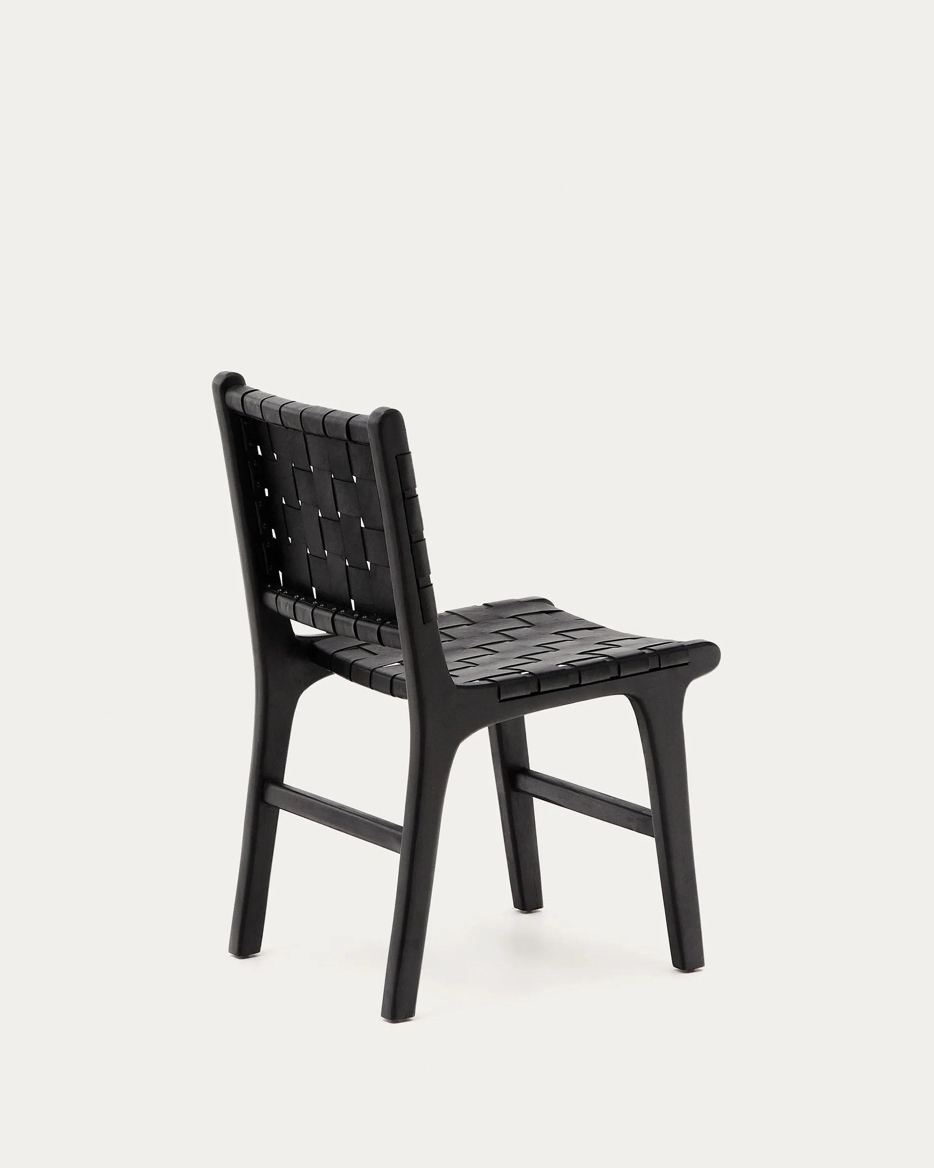 Der Calixta Stuhl besticht durch edles Leder und massives Mahagoni in Schwarz, vereint Eleganz und Komfort für stilvolle Räume.