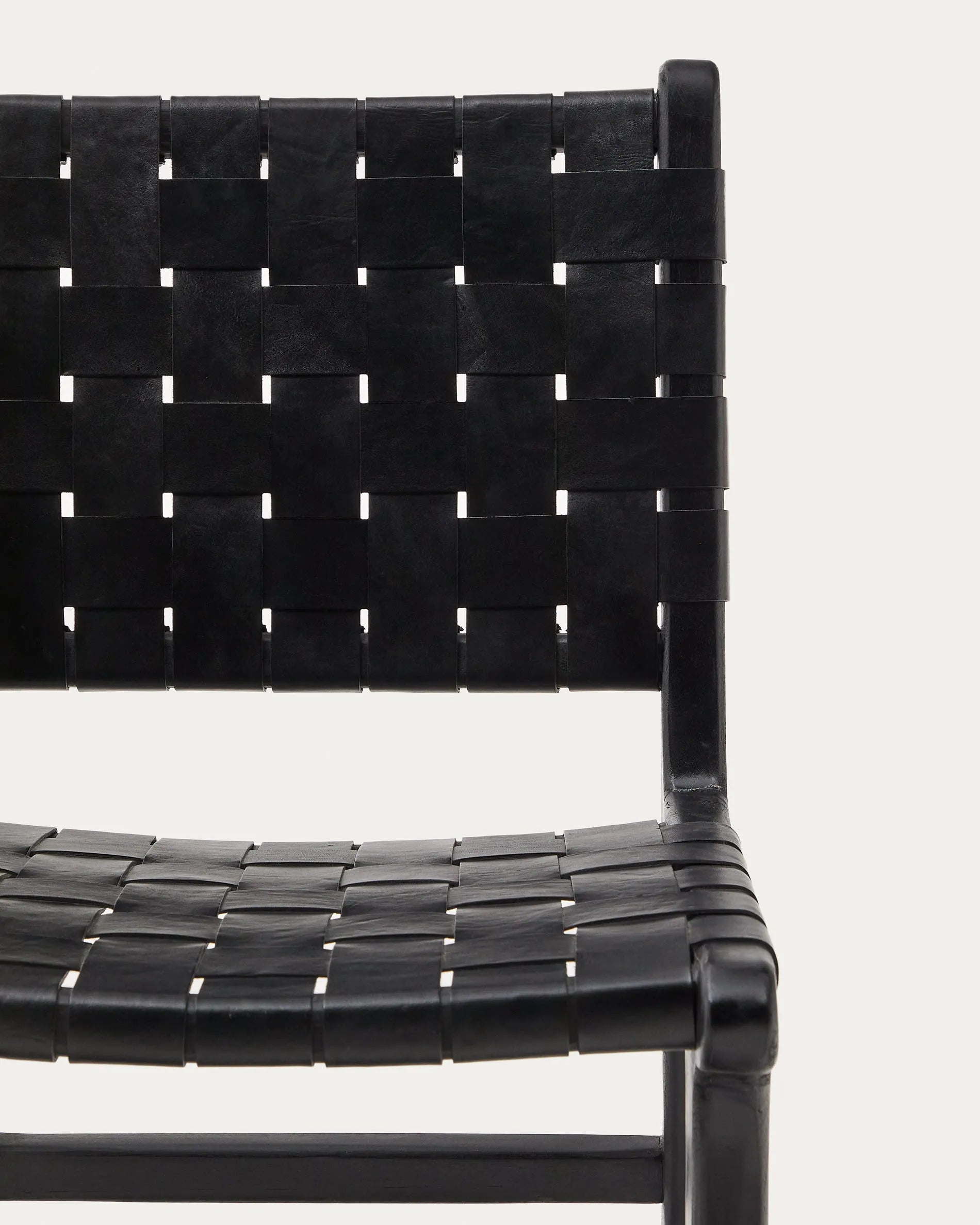 Der Calixta Stuhl besticht durch edles Leder und massives Mahagoni in Schwarz, vereint Eleganz und Komfort für stilvolle Räume.