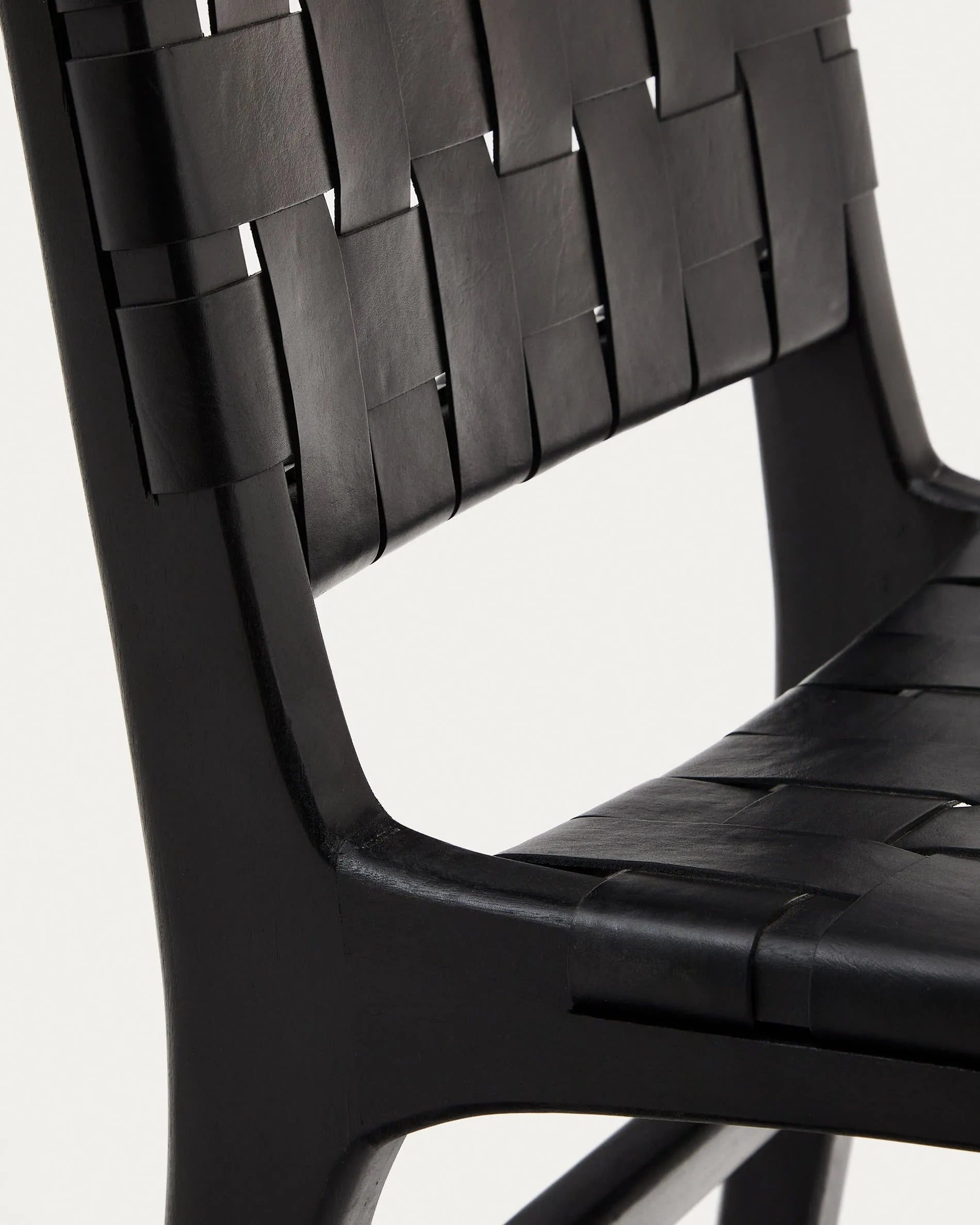 Der Calixta Stuhl besticht durch edles Leder und massives Mahagoni in Schwarz, vereint Eleganz und Komfort für stilvolle Räume.
