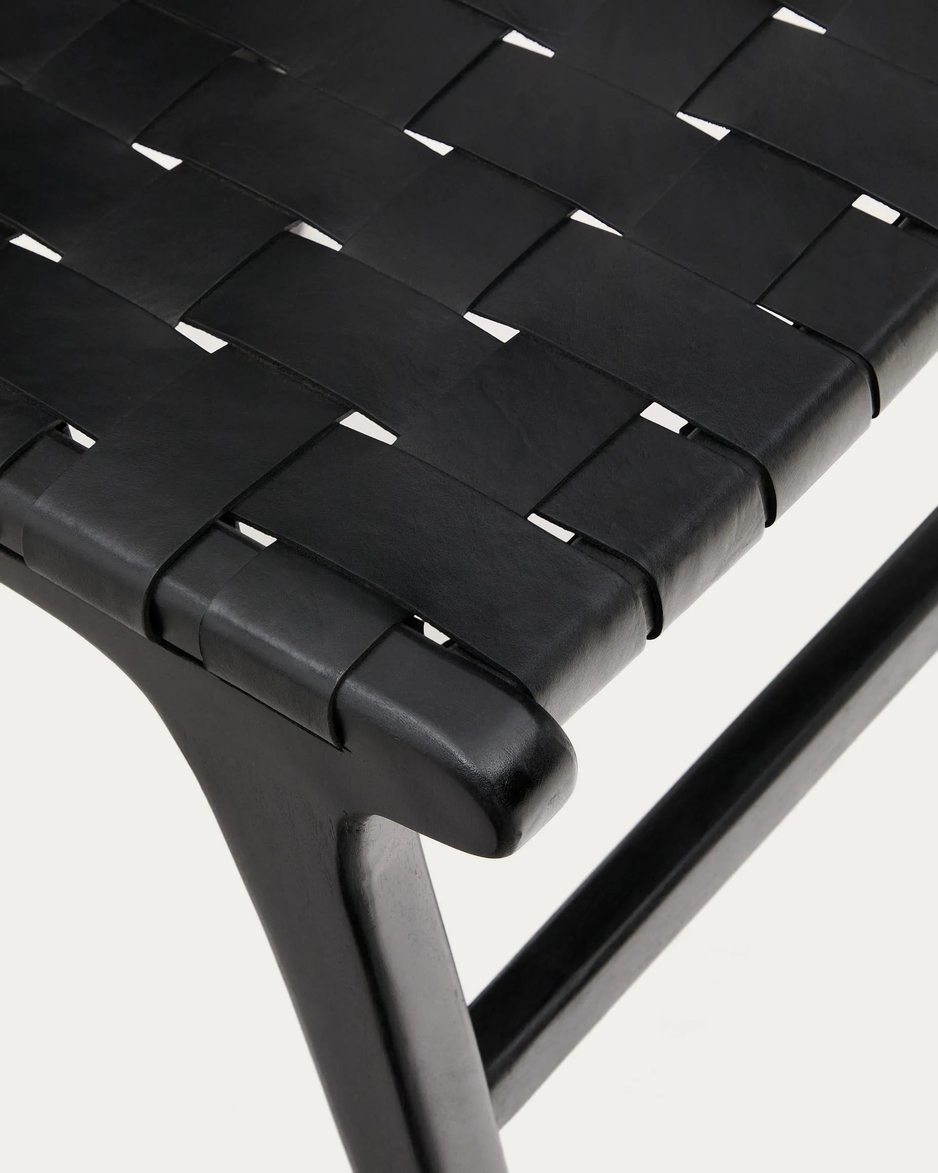 Der Calixta Stuhl besticht durch edles Leder und massives Mahagoni in Schwarz, vereint Eleganz und Komfort für stilvolle Räume.