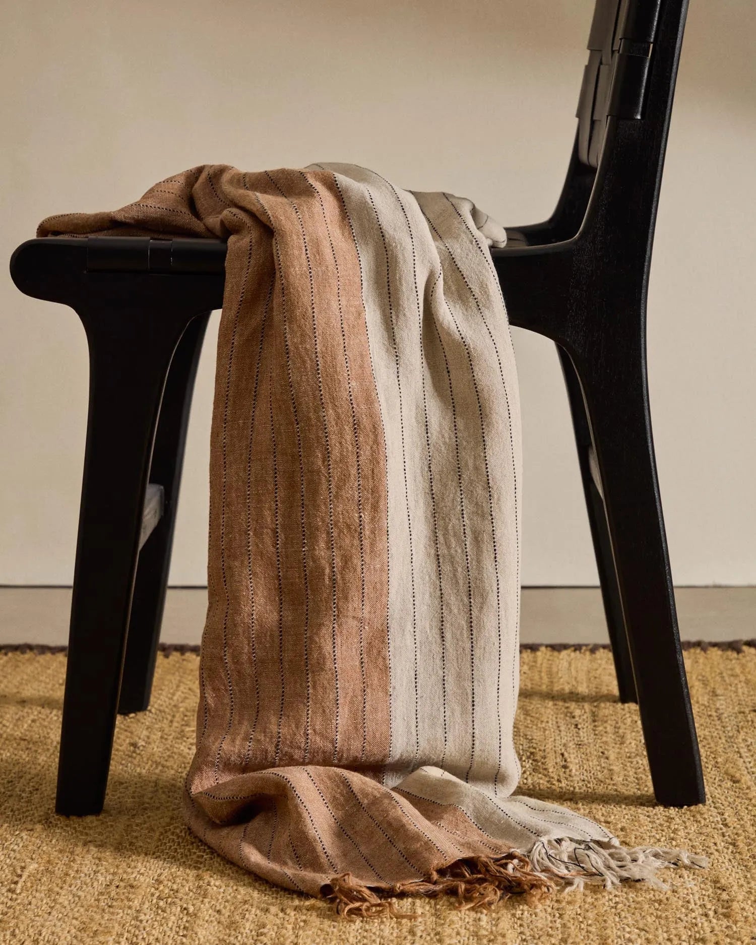 Der Calixta Stuhl besticht durch edles Leder und massives Mahagoni in Schwarz, vereint Eleganz und Komfort für stilvolle Räume.