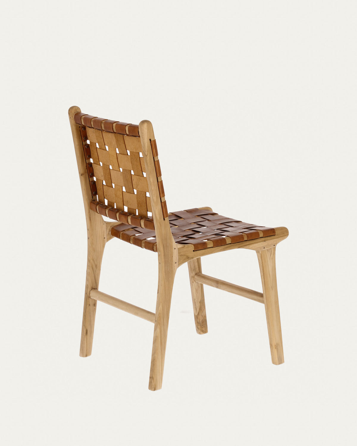 Calixta Stuhl aus Leder und massivem Teak in Natur präsentiert im Onlineshop von KAQTU Design AG. Stuhl ist von Kave Home