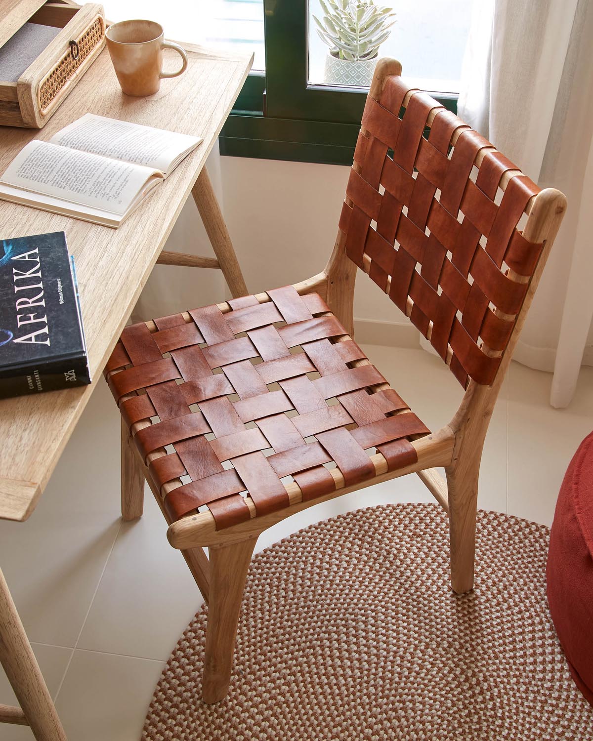 Calixta Stuhl: Stilvolles Design aus Leder und massivem Teakholz.