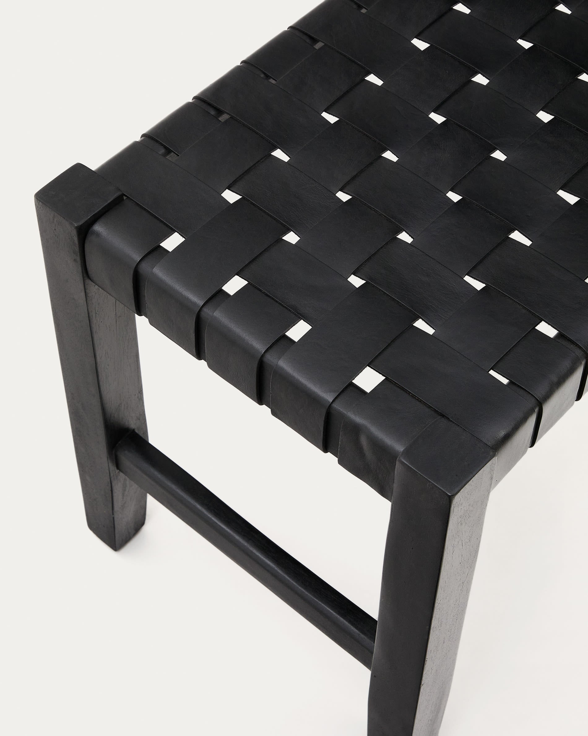 Elegante Calixta Bank: 120 cm, Leder, massives Mahagoni, schwarzes Finish, ideal für stilvolle und moderne Inneneinrichtungen.