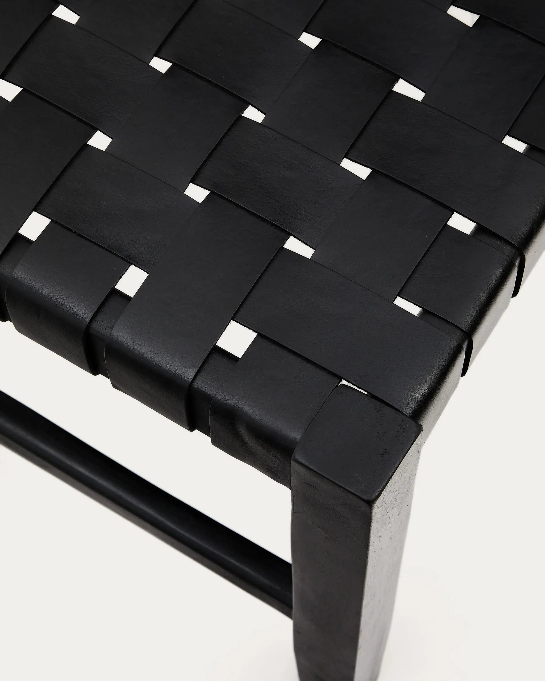 Elegante Calixta Bank: 120 cm, Leder, massives Mahagoni, schwarzes Finish, ideal für stilvolle und moderne Inneneinrichtungen.