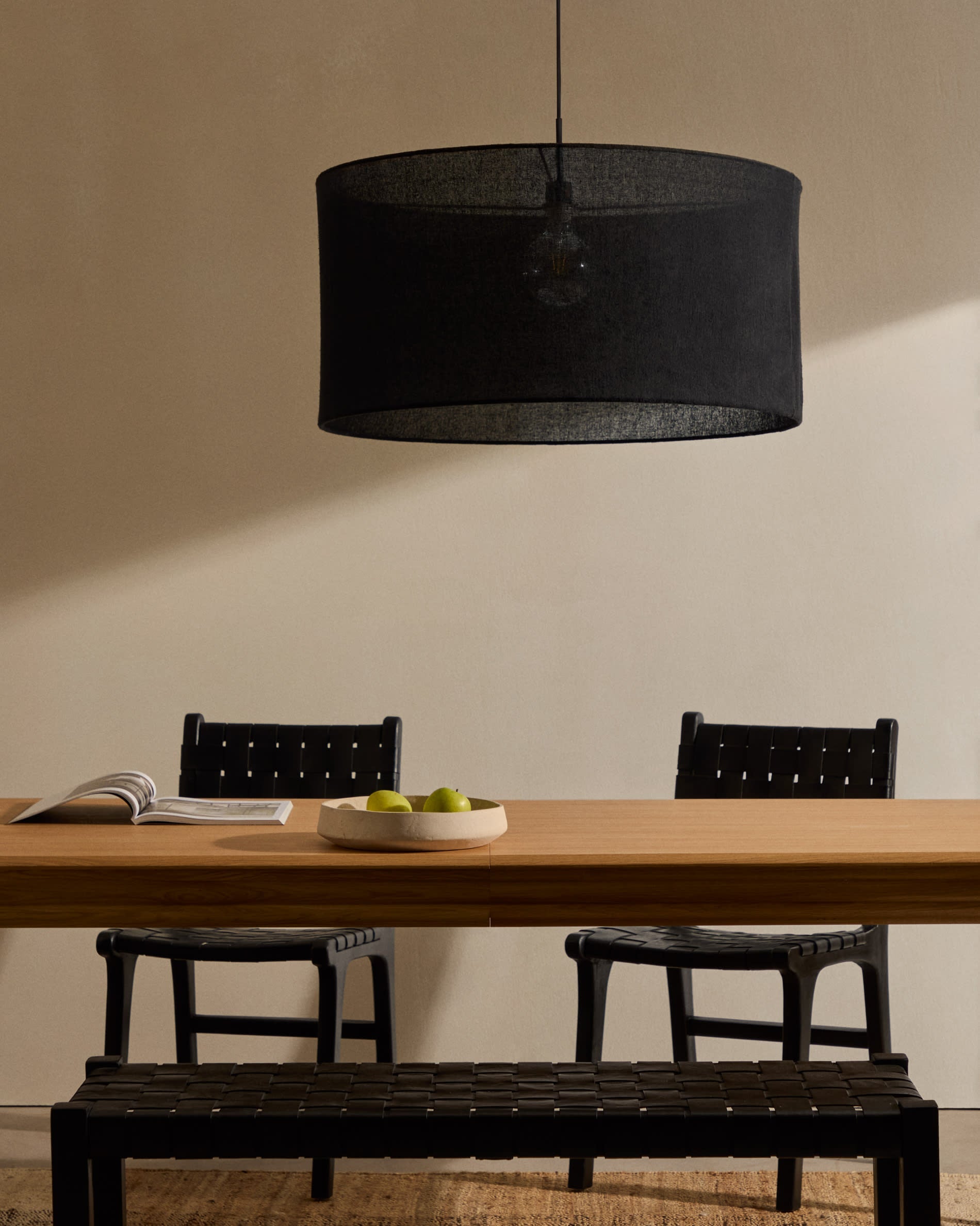Calixta Bank: 120 cm, Leder und massives Mahagoni, schwarzes Finish, stilvoll und hochwertig für moderne Wohnräume.