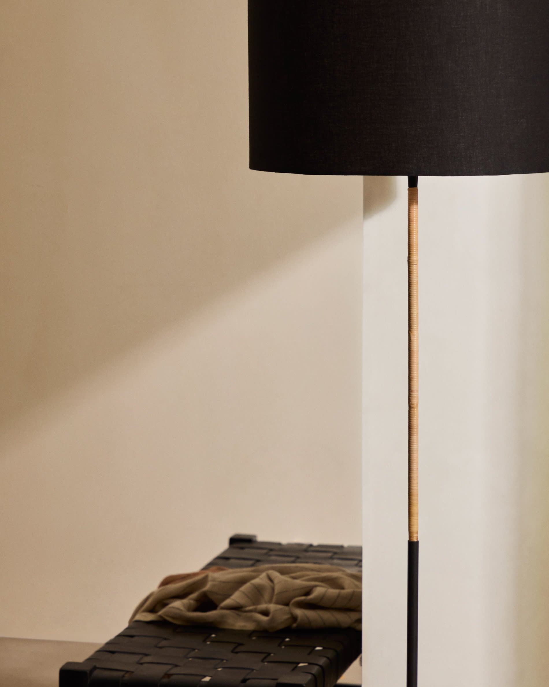 Elegante Calixta Bank aus Leder und massivem Mahagoni, 120 cm, mit schwarzem Finish, ideal für stilvolle Wohnräume.
