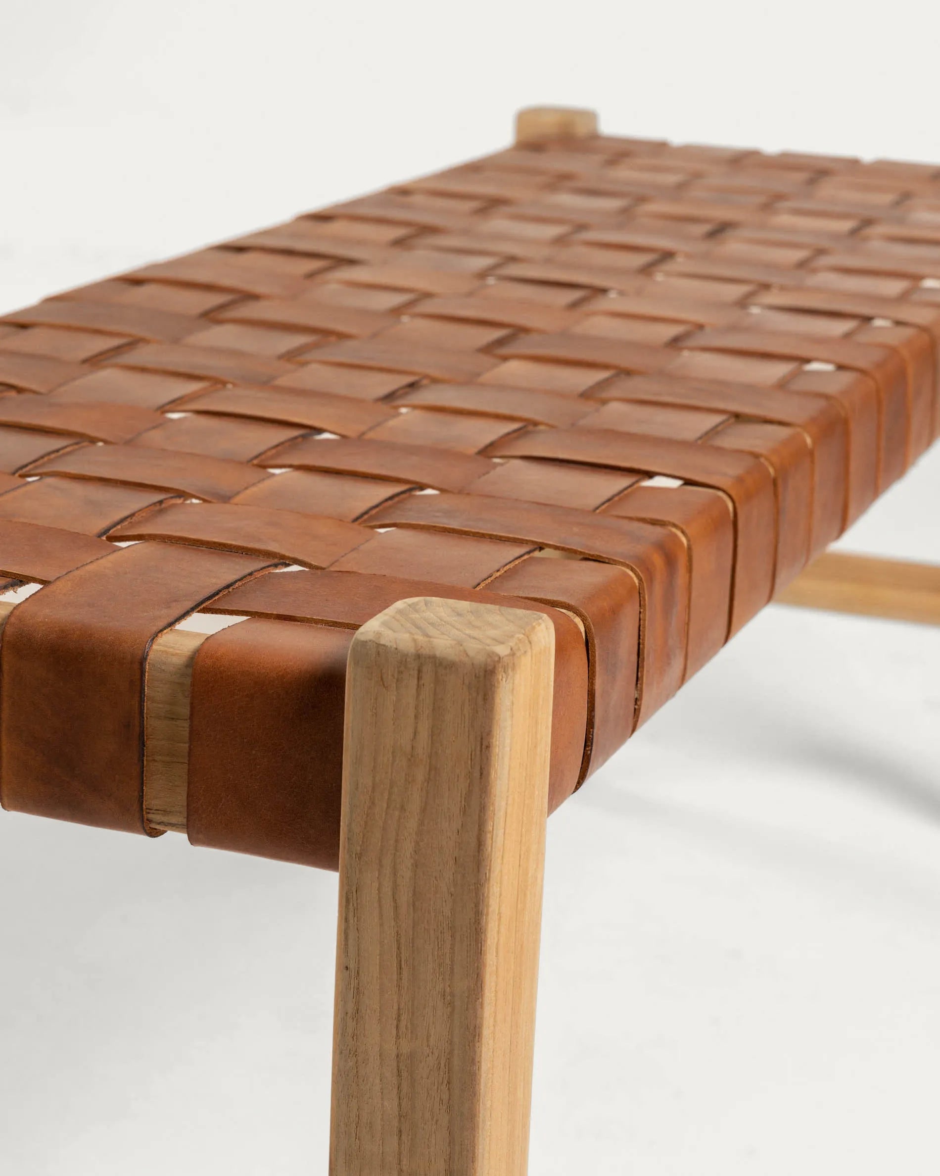 Die Calixta Bank aus Teakholz (120 cm) von Kave Home bietet stilvolle Robustheit und natürliche Schönheit für Ihr Zuhause.