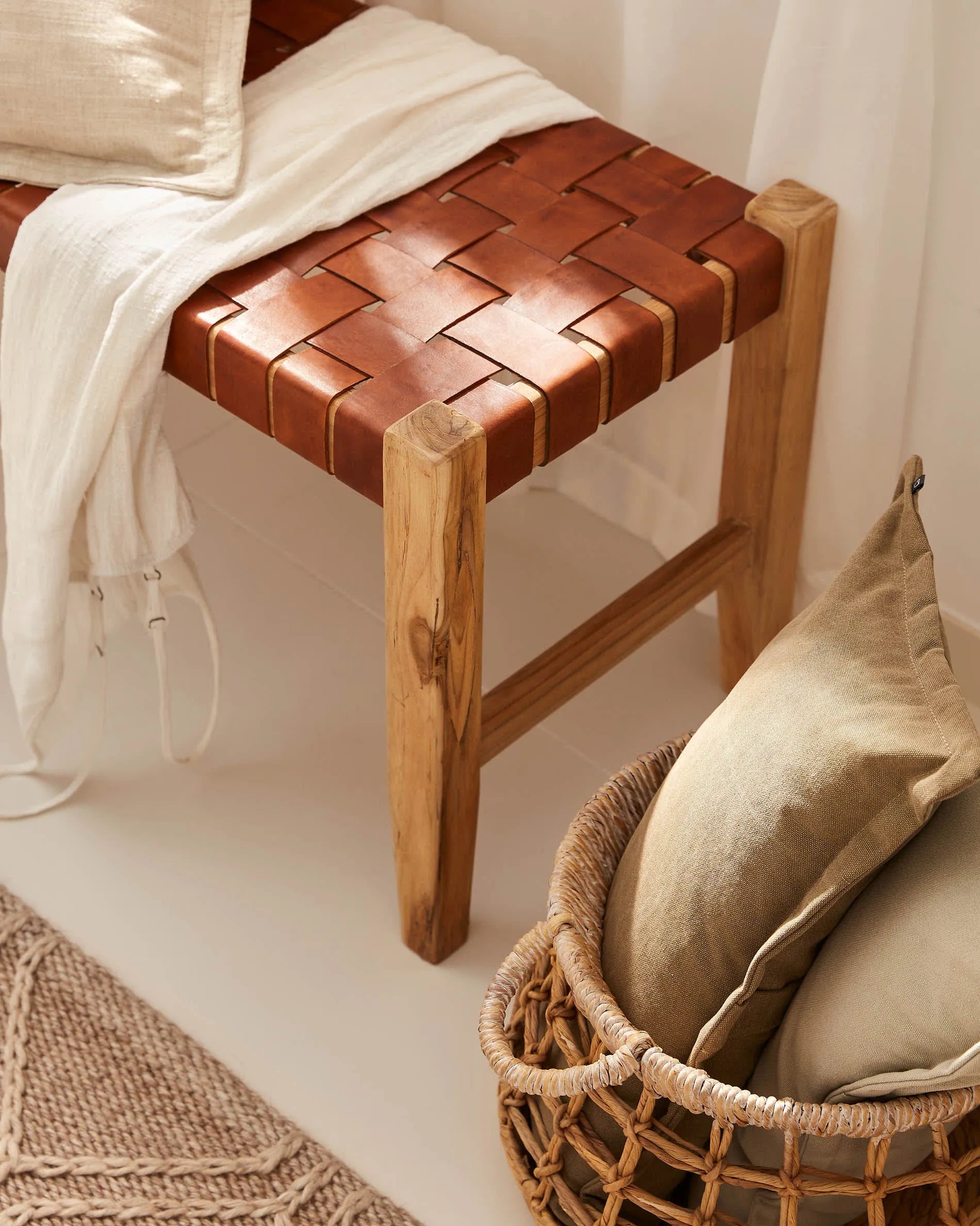 Die Calixta Bank aus massivem Teakholz (120 cm) von Kave Home vereint robustes Design mit natürlicher Eleganz und hochwertiger Verarbeitung.