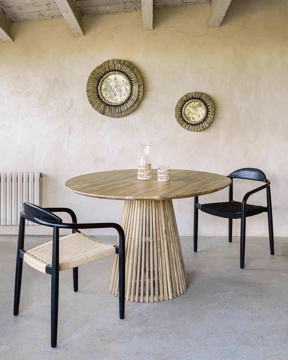 Nina Stuhl: Akazienholz, stapelbar, mattschwarz, elegantes Design.