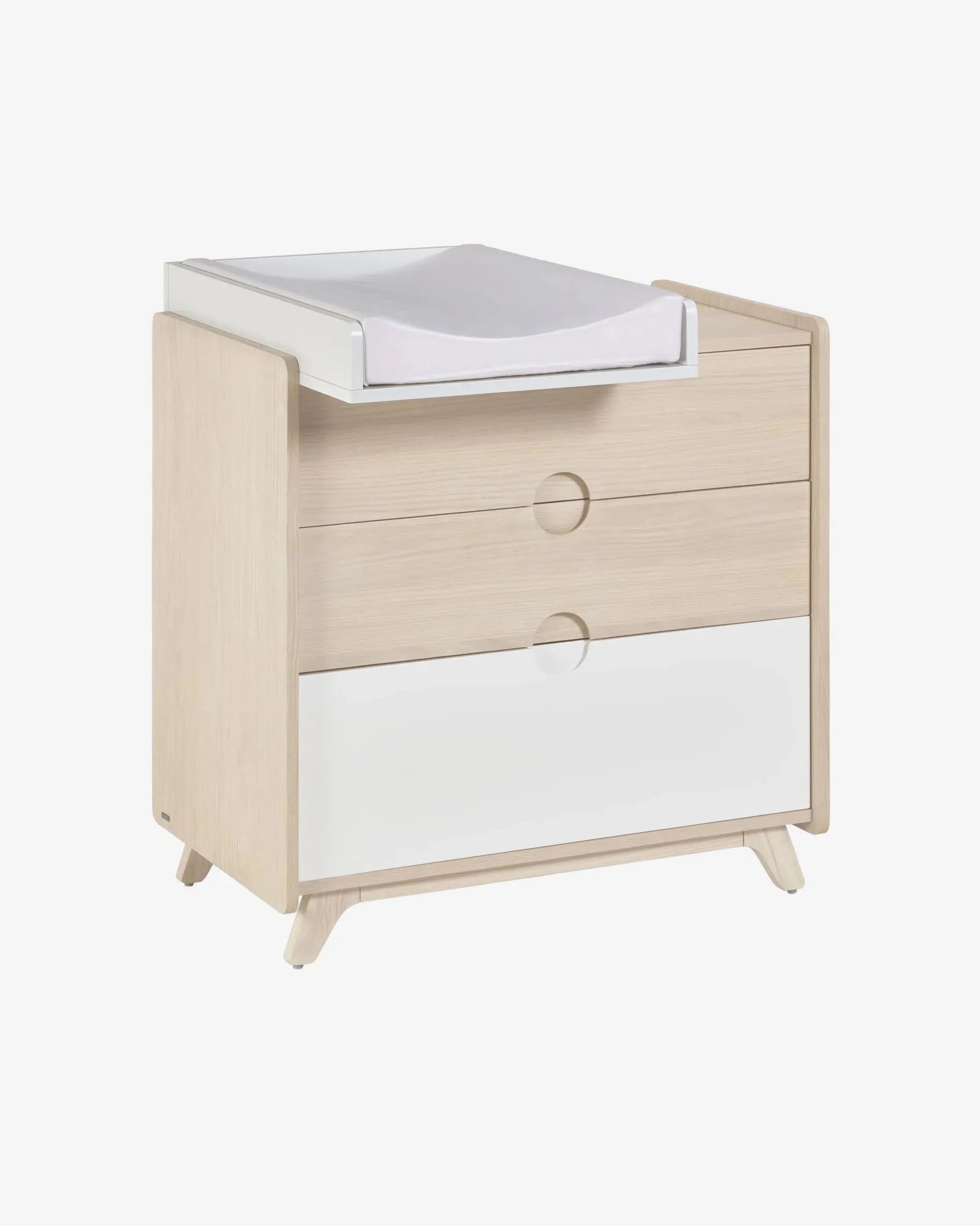 Die Nunila Kommode von Kave Home aus Eschenfurnier und massivem Eschenholz, 90x90 cm, vereint modernes Design mit natürlichem Charme.