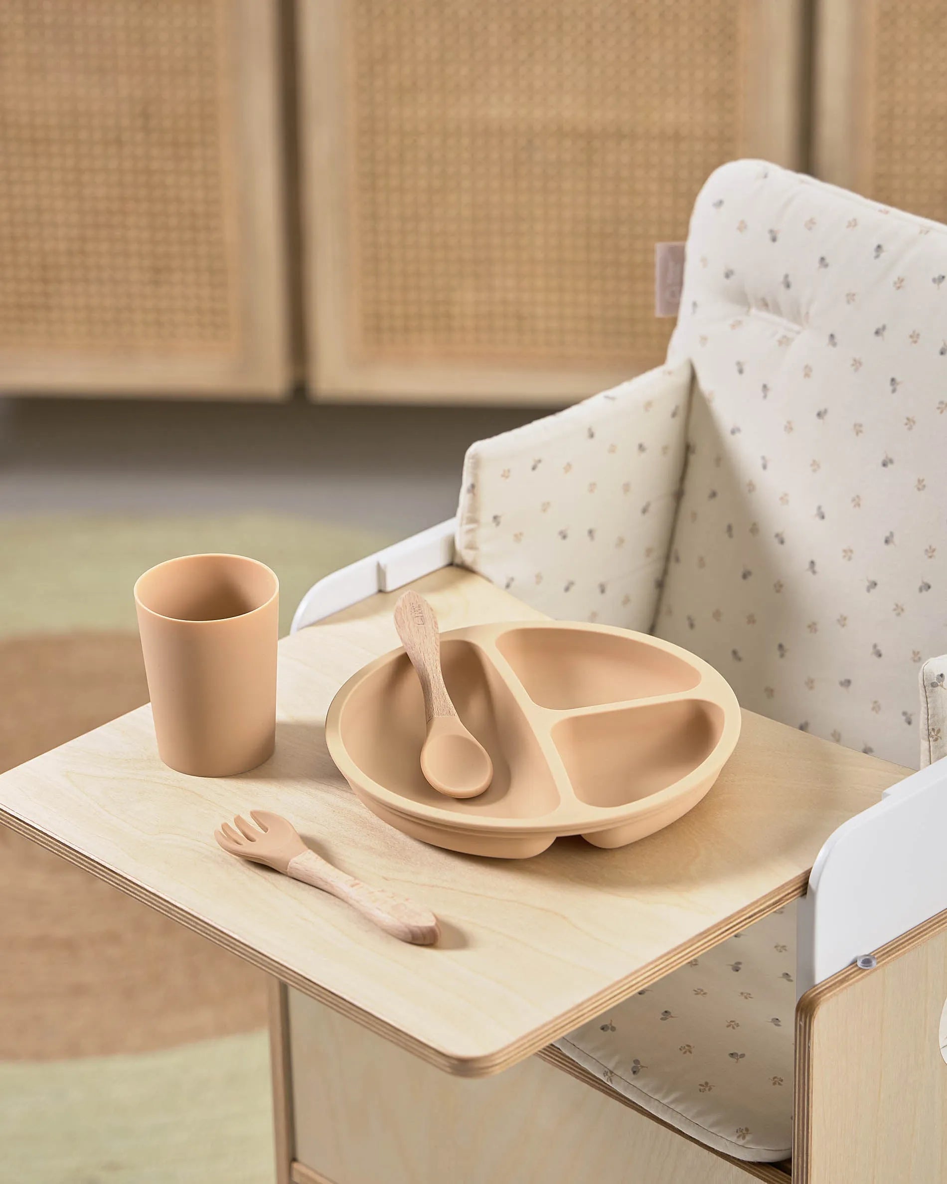 Elegantes Tablett aus Birkenfurnier für den Nuun Stuhl, bietet Sicherheit und Flexibilität für Kinder.