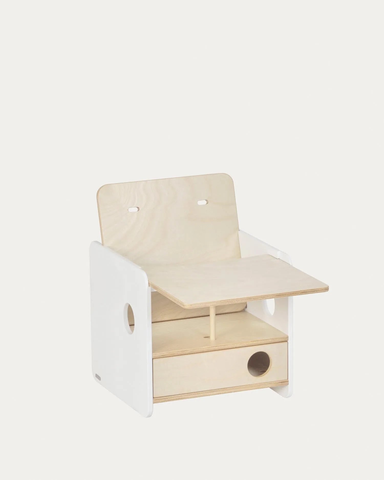 Elegantes Tablett aus Birkenfurnier für den Nuun Stuhl, bietet Sicherheit und Flexibilität für Kinder.
