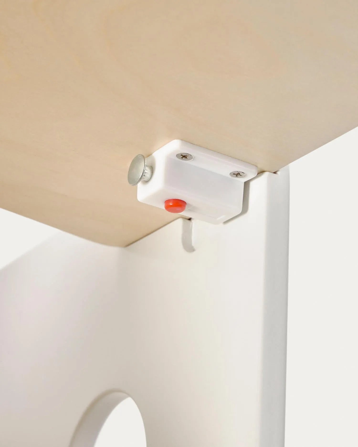 Elegantes Tablett aus Birkenfurnier für den Nuun Stuhl, bietet Sicherheit und Flexibilität für Kinder.
