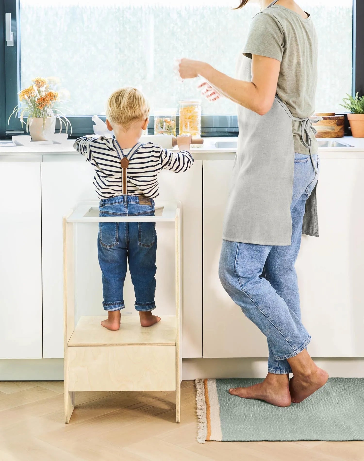 Der Nuun Lernturm aus Birkenfurnier von Kave Home ermöglicht Kindern sicheres Lernen und Entdecken in stilvollem Design.