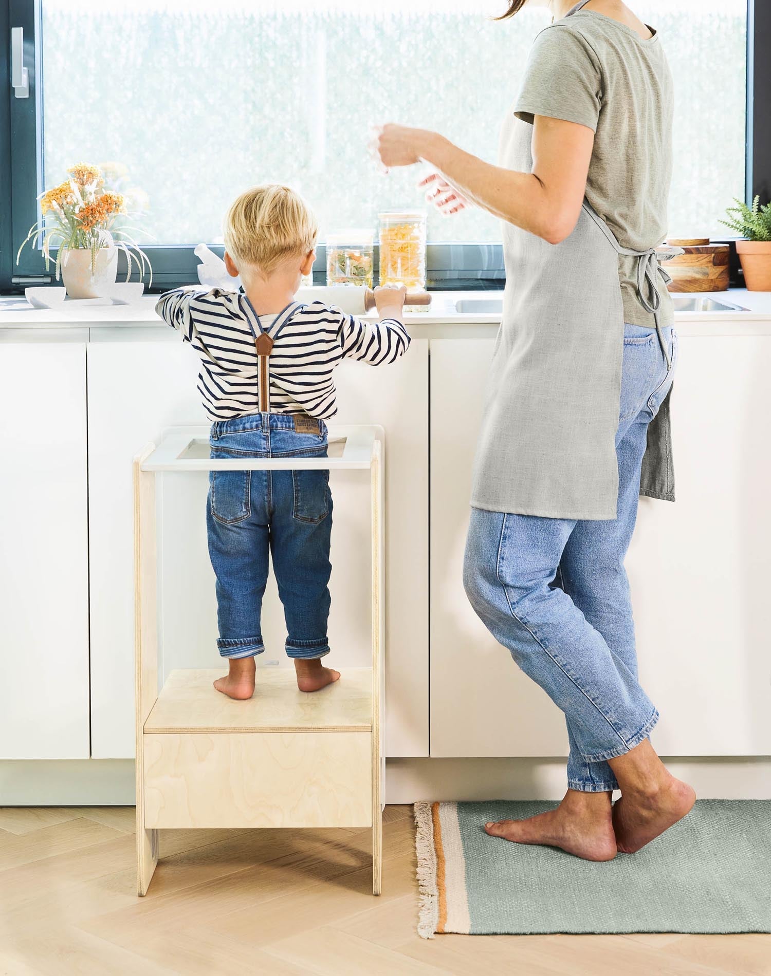 Der Nuun Lernturm aus Birkenfurnier von Kave Home bietet Kindern eine sichere und stilvolle Möglichkeit, Neues zu entdecken.