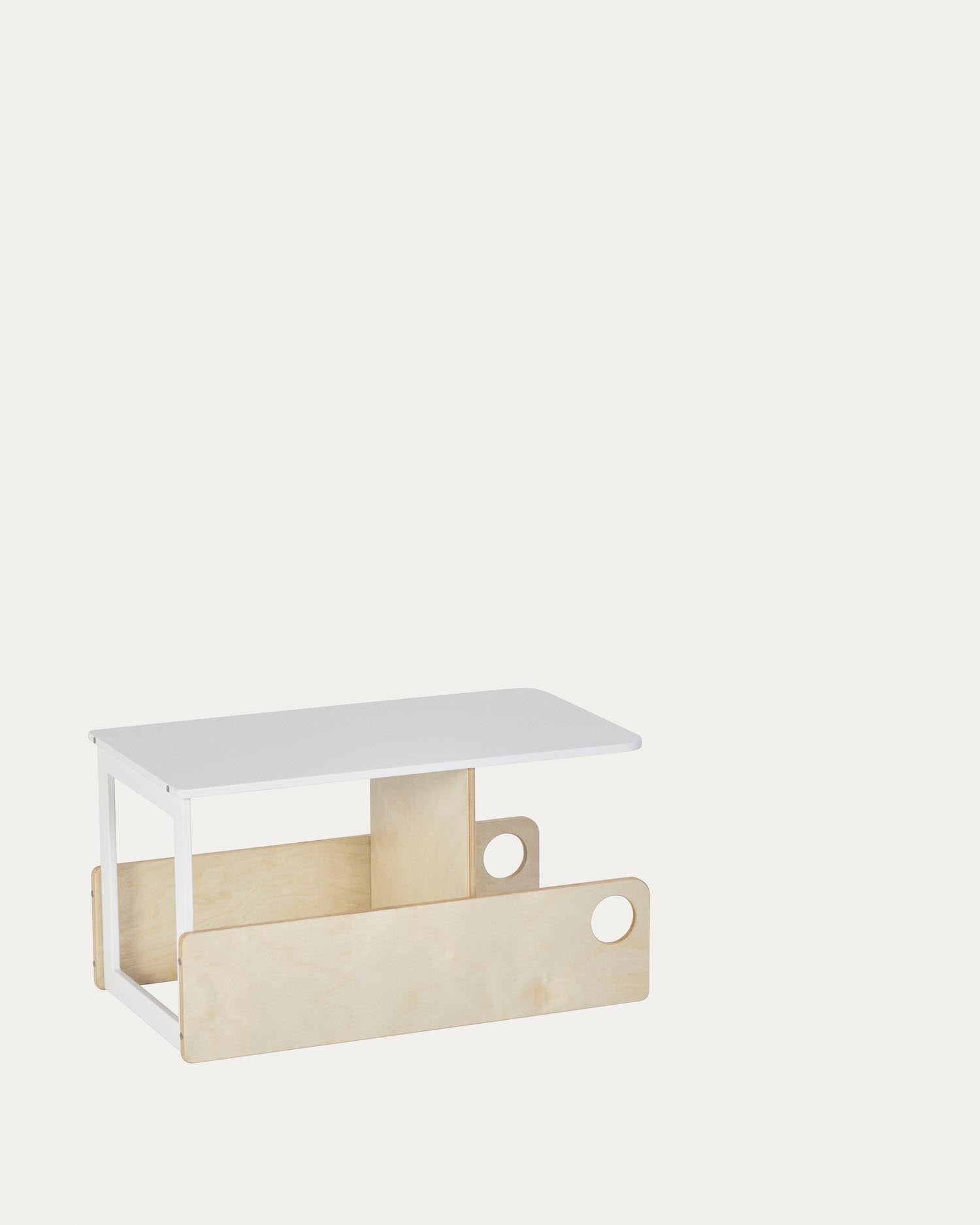 Der Nuun Lernturm aus Birkenfurnier von Kave Home bietet Kindern eine sichere und stilvolle Möglichkeit, Neues zu entdecken.