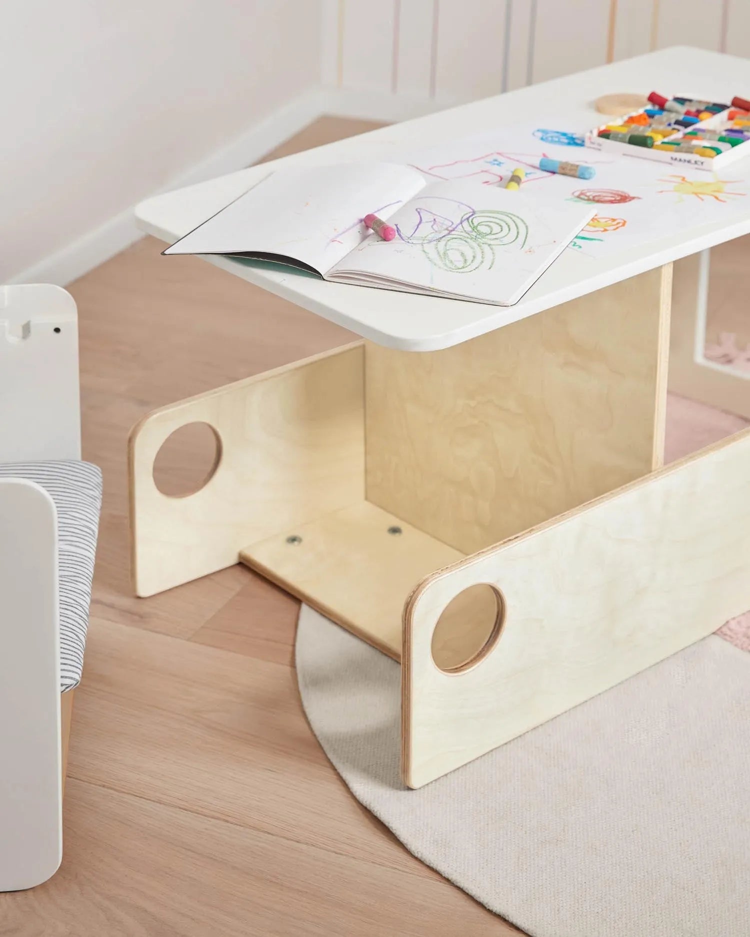 Der Nuun Lernturm aus Birkenfurnier von Kave Home bietet Kindern eine sichere und stilvolle Möglichkeit, Neues zu entdecken.