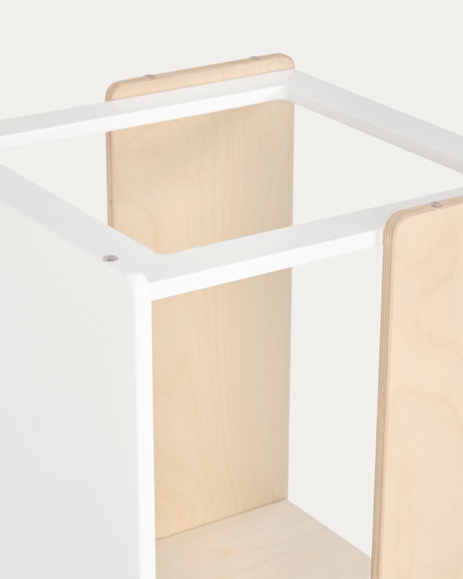 Der Nuun Lernturm aus Birkenfurnier von Kave Home bietet Kindern eine sichere und stilvolle Möglichkeit, Neues zu entdecken.