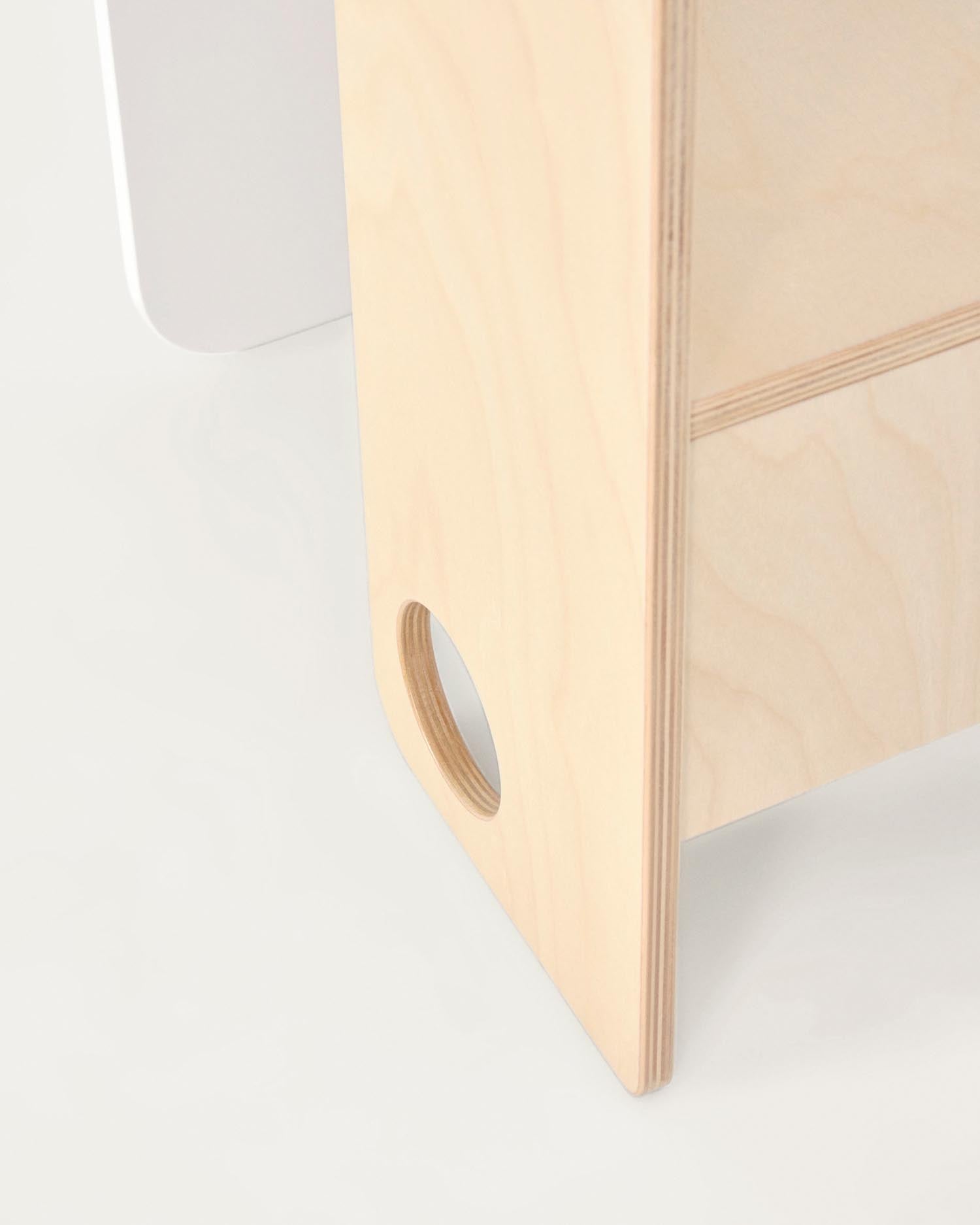 Der Nuun Lernturm aus robustem Birkenfurnier unterstützt die kindliche Entwicklung und ermöglicht sicheres Lernen auf Augenhöhe.