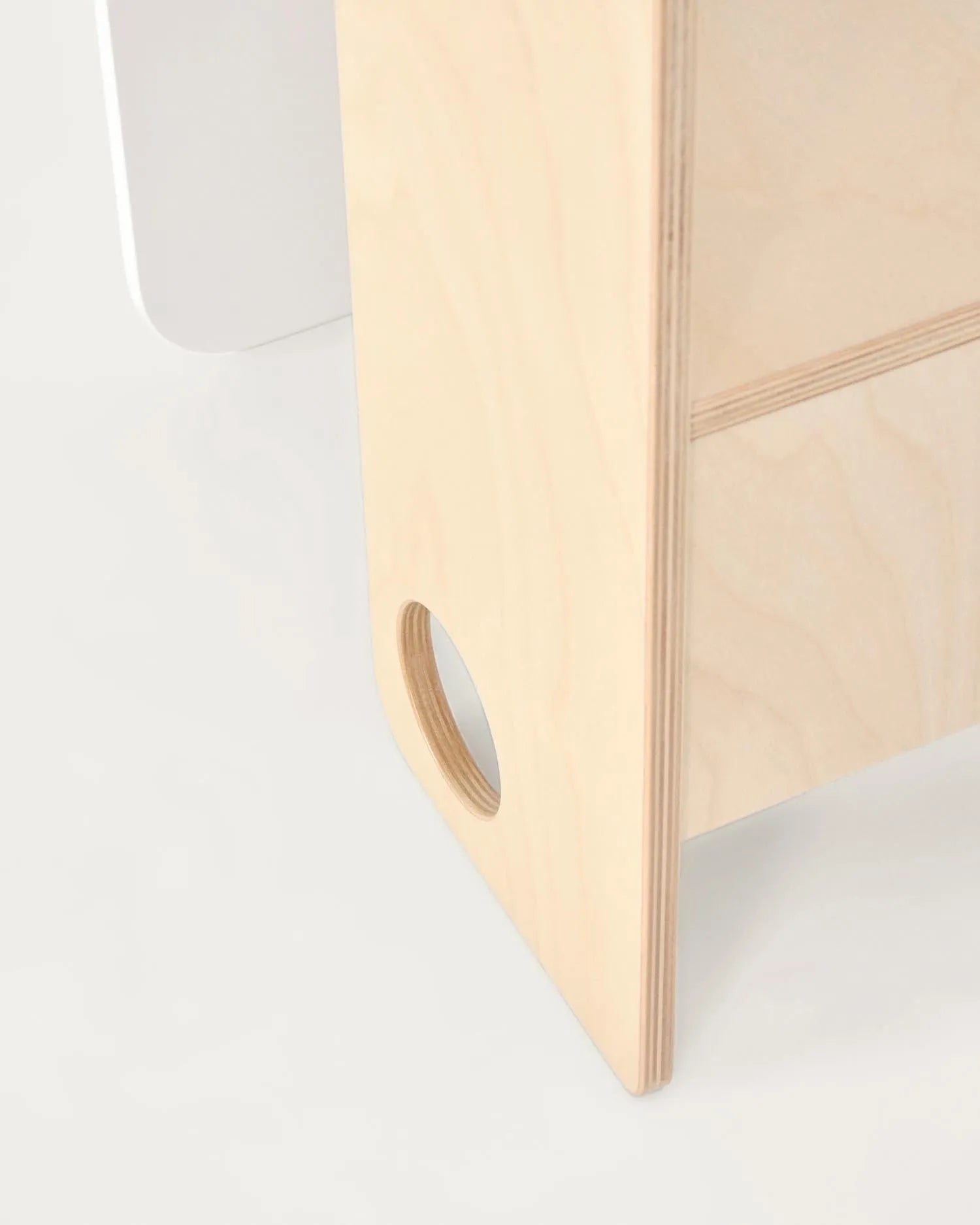Der Nuun Lernturm aus Birkenfurnier von Kave Home ermöglicht Kindern sicheres Lernen und Entdecken in stilvollem Design.