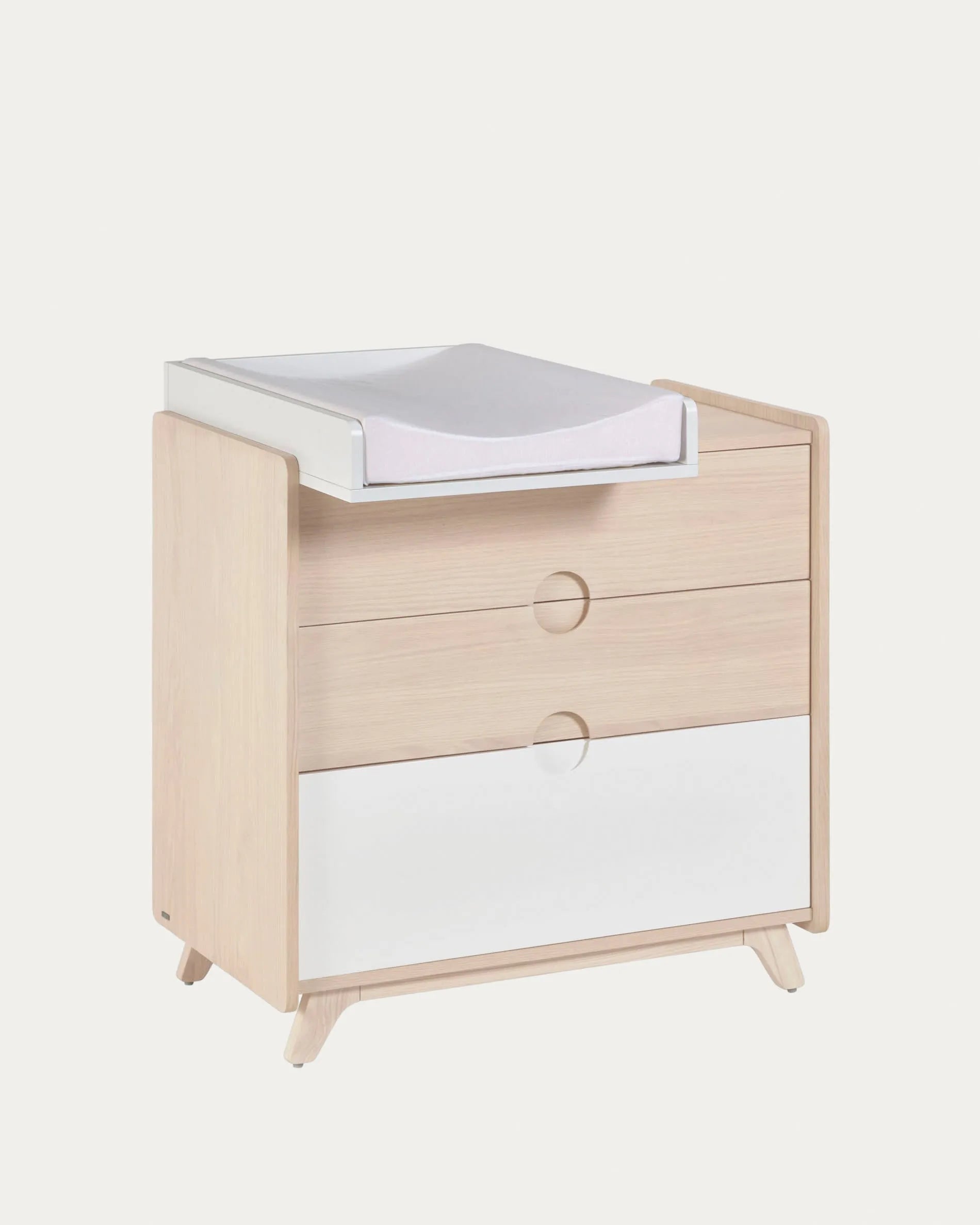 Eleganter Wickelaufsatz aus weißem MDF, passend für Nunila-Kommode, robust, pflegeleicht und stilvoll für jedes Kinderzimmer.
