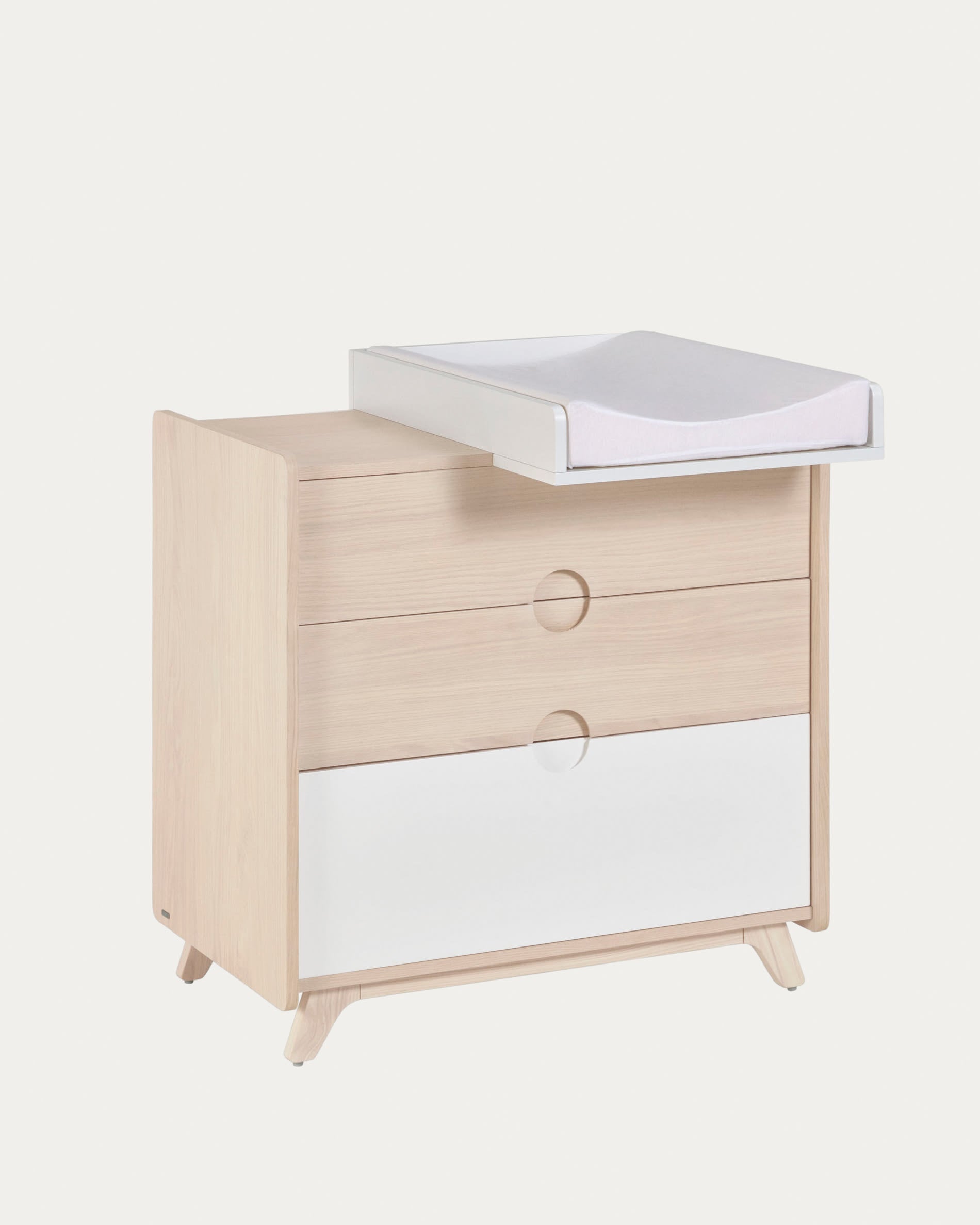Praktischer Wickelaufsatz aus weißem MDF, 72x55 cm, von Kave Home. Perfekt für komfortables und sicheres Wickeln.