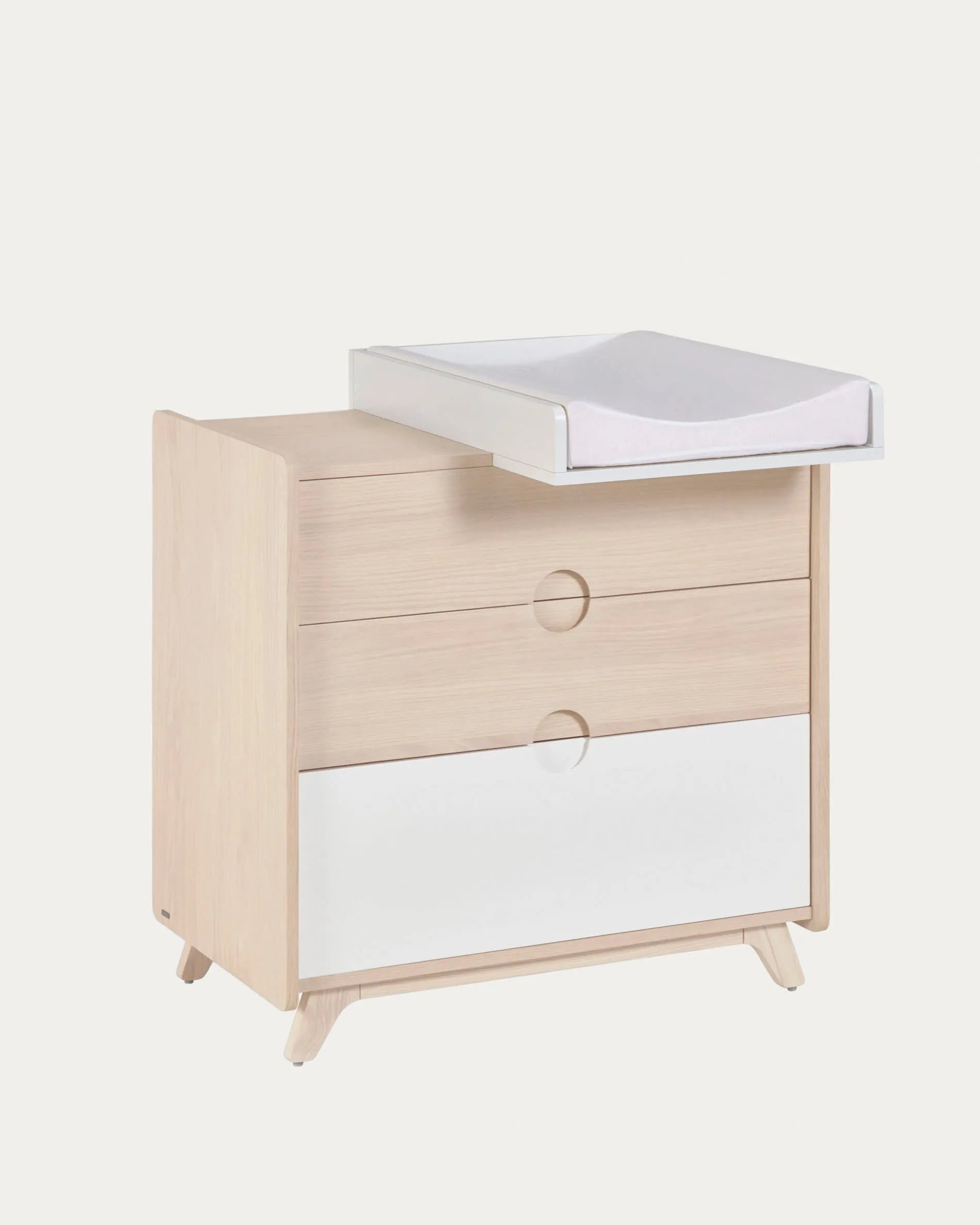 Eleganter Wickelaufsatz aus weißem MDF, passend für Nunila-Kommode, robust, pflegeleicht und stilvoll für jedes Kinderzimmer.
