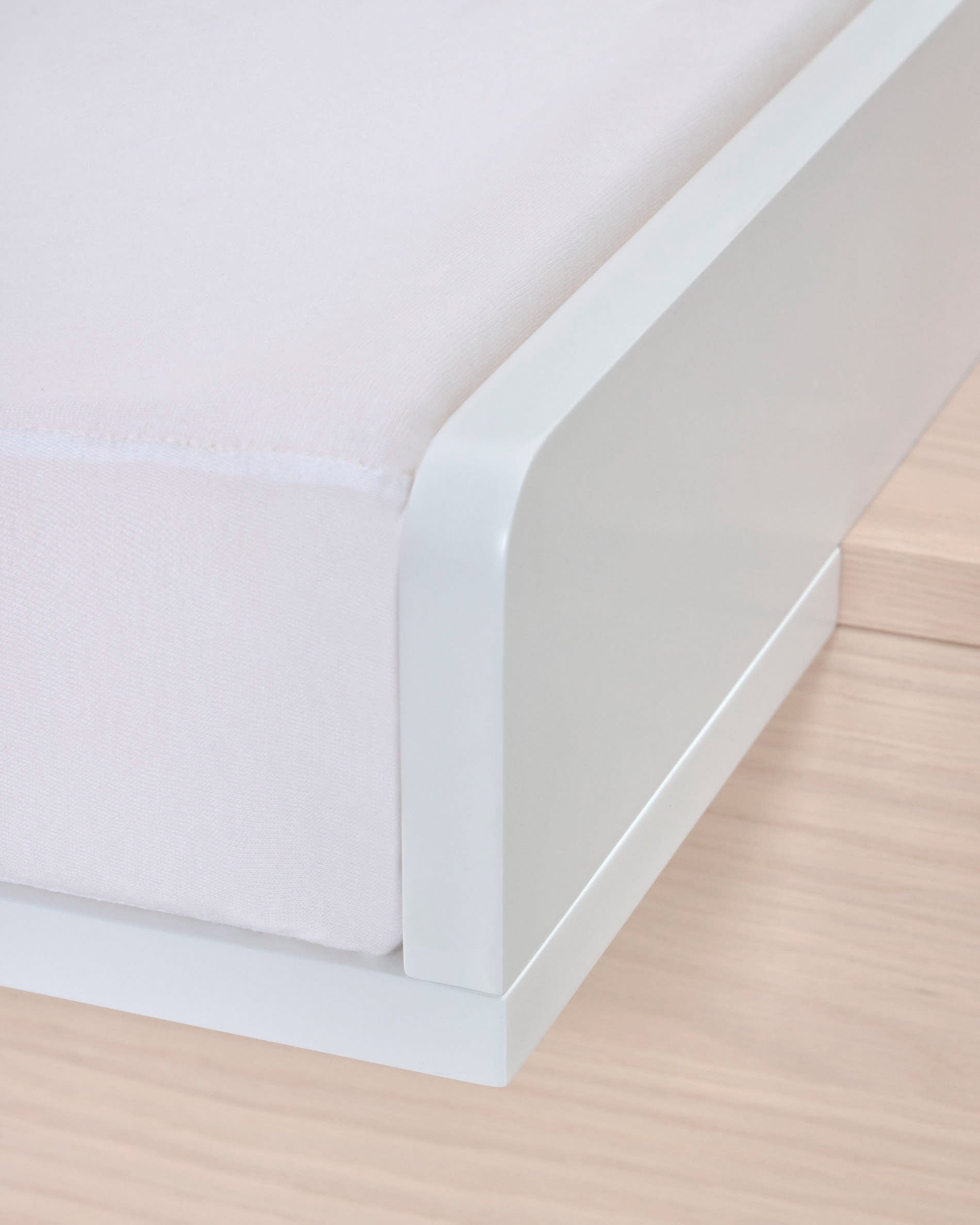 Weißer Wickelaufsatz aus MDF, 72x55 cm, von Kave Home. Ideal für sicheres und bequemes Wickeln Ihres Babys.