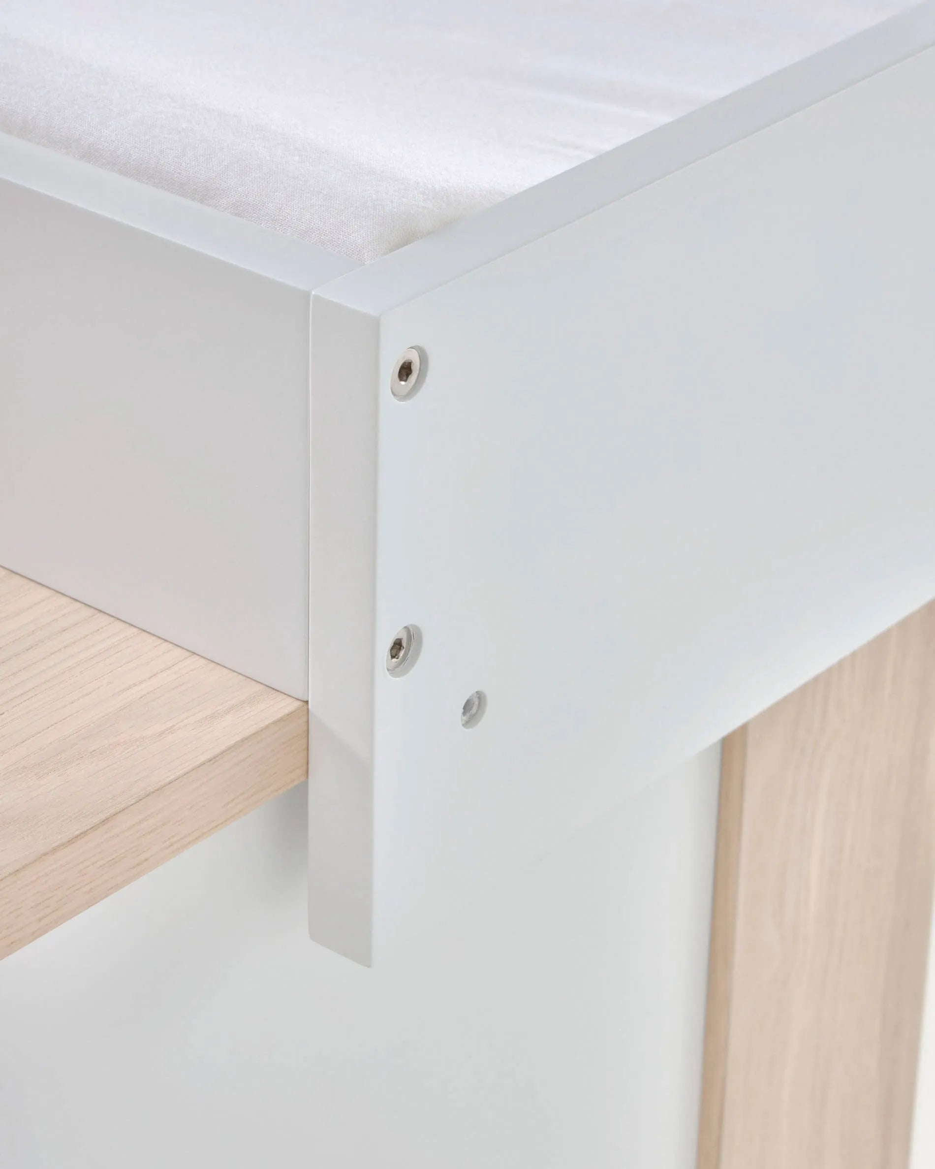 Eleganter Wickelaufsatz aus weißem MDF, passend für Nunila-Kommode, robust, pflegeleicht und stilvoll für jedes Kinderzimmer.