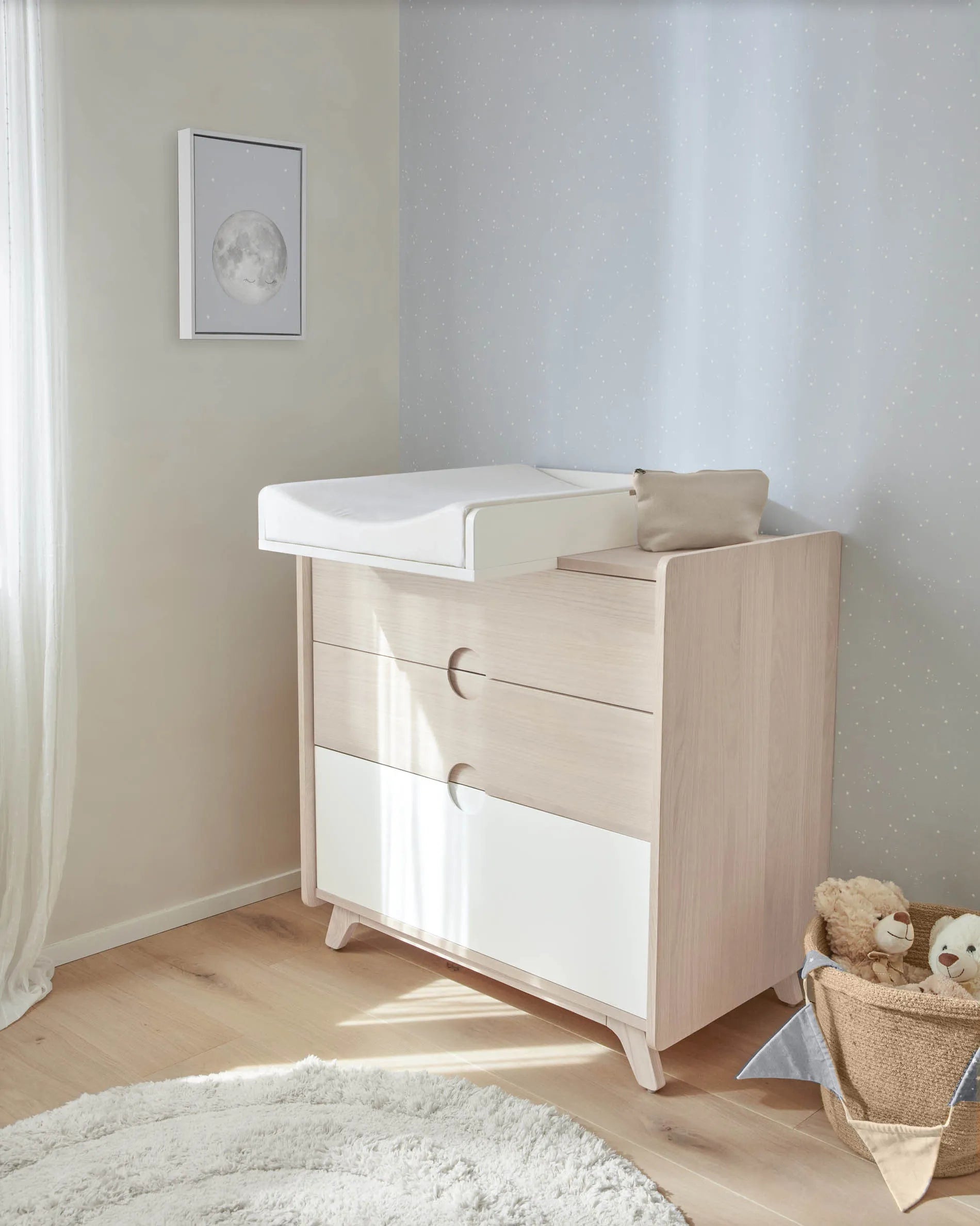 Eleganter Wickelaufsatz aus weißem MDF, passend für Nunila-Kommode, robust, pflegeleicht und stilvoll für jedes Kinderzimmer.
