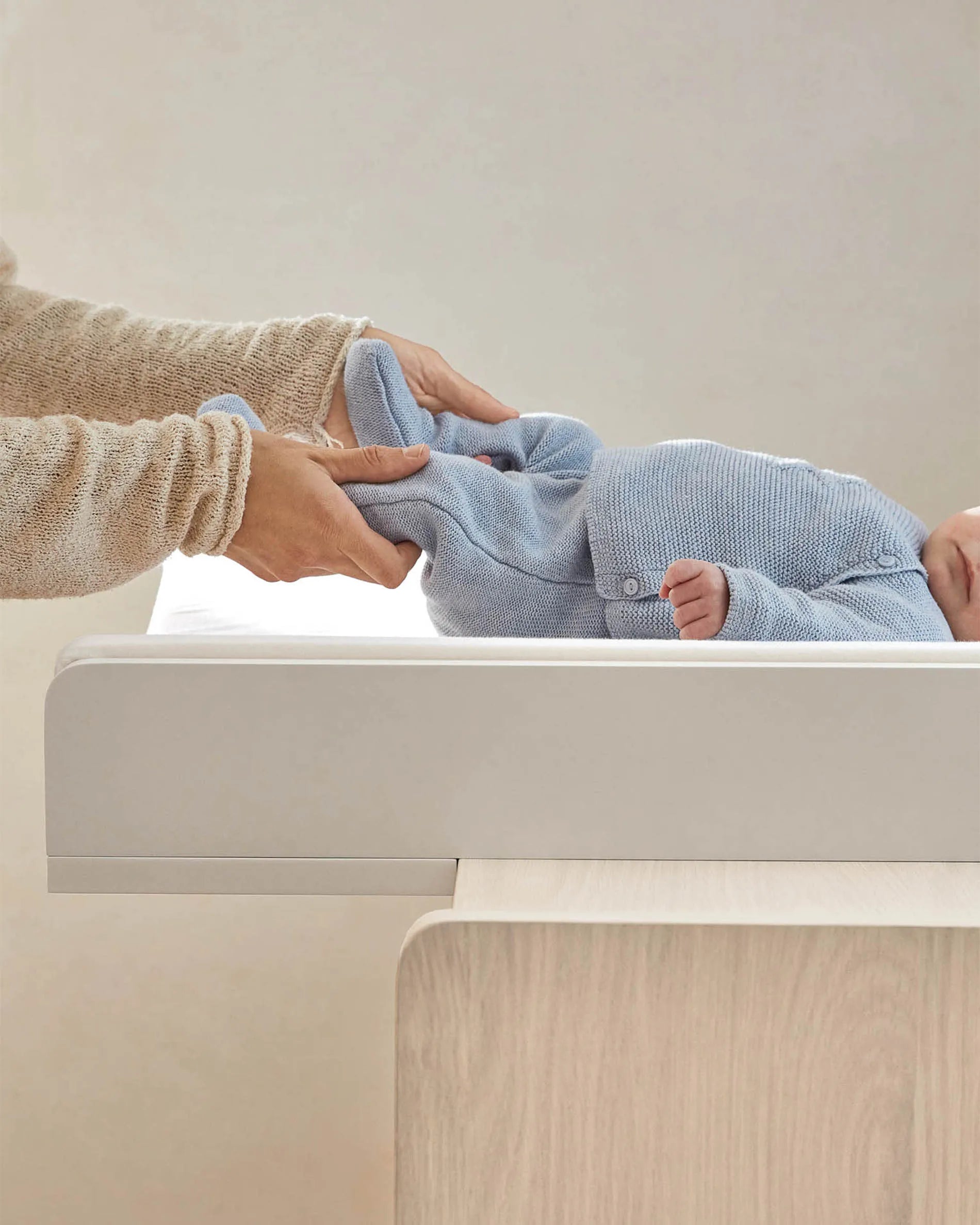 Eleganter Wickelaufsatz aus weißem MDF, passend für Nunila-Kommode, robust, pflegeleicht und stilvoll für jedes Kinderzimmer.