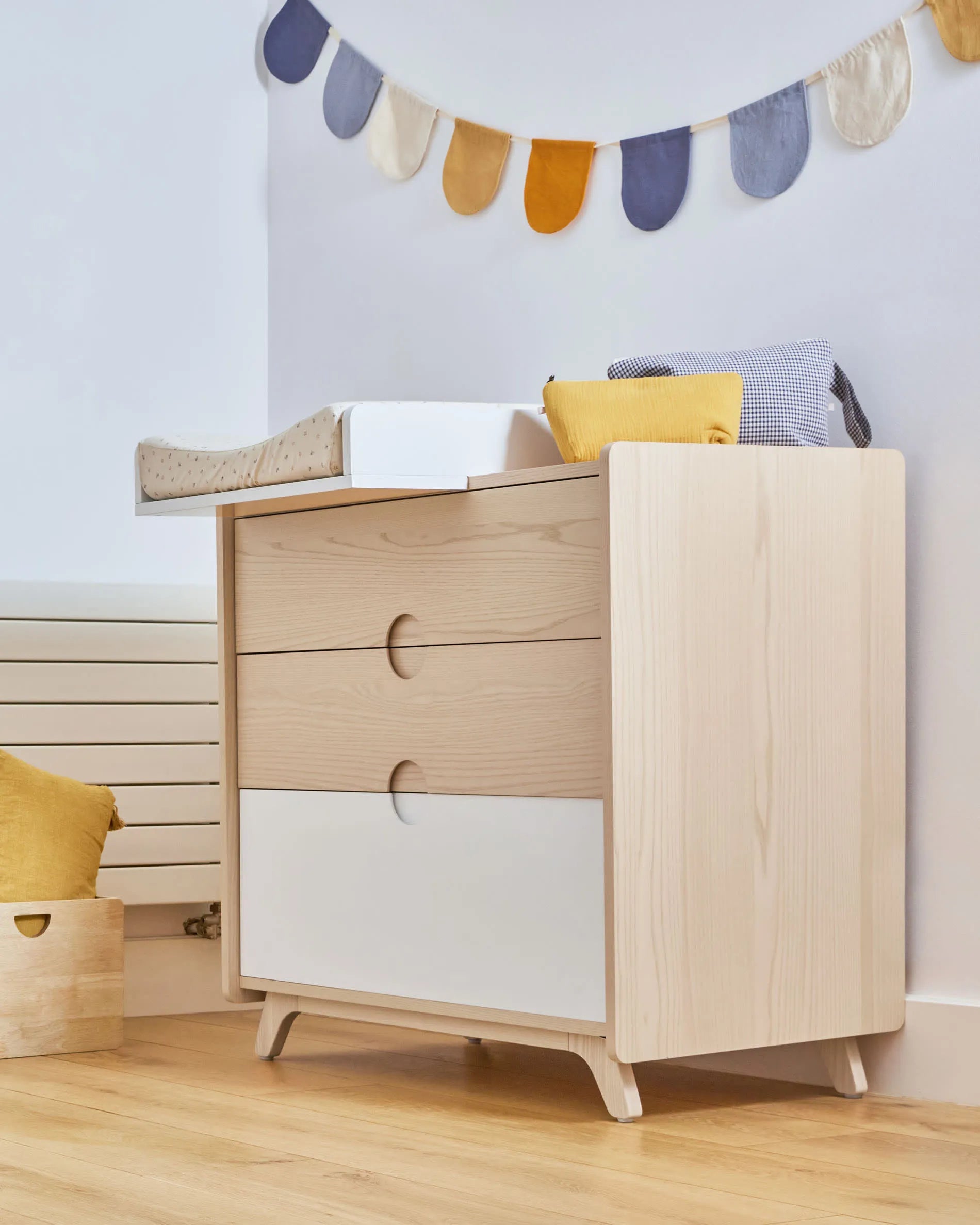 Eleganter Wickelaufsatz aus weißem MDF, passend für Nunila-Kommode, robust, pflegeleicht und stilvoll für jedes Kinderzimmer.