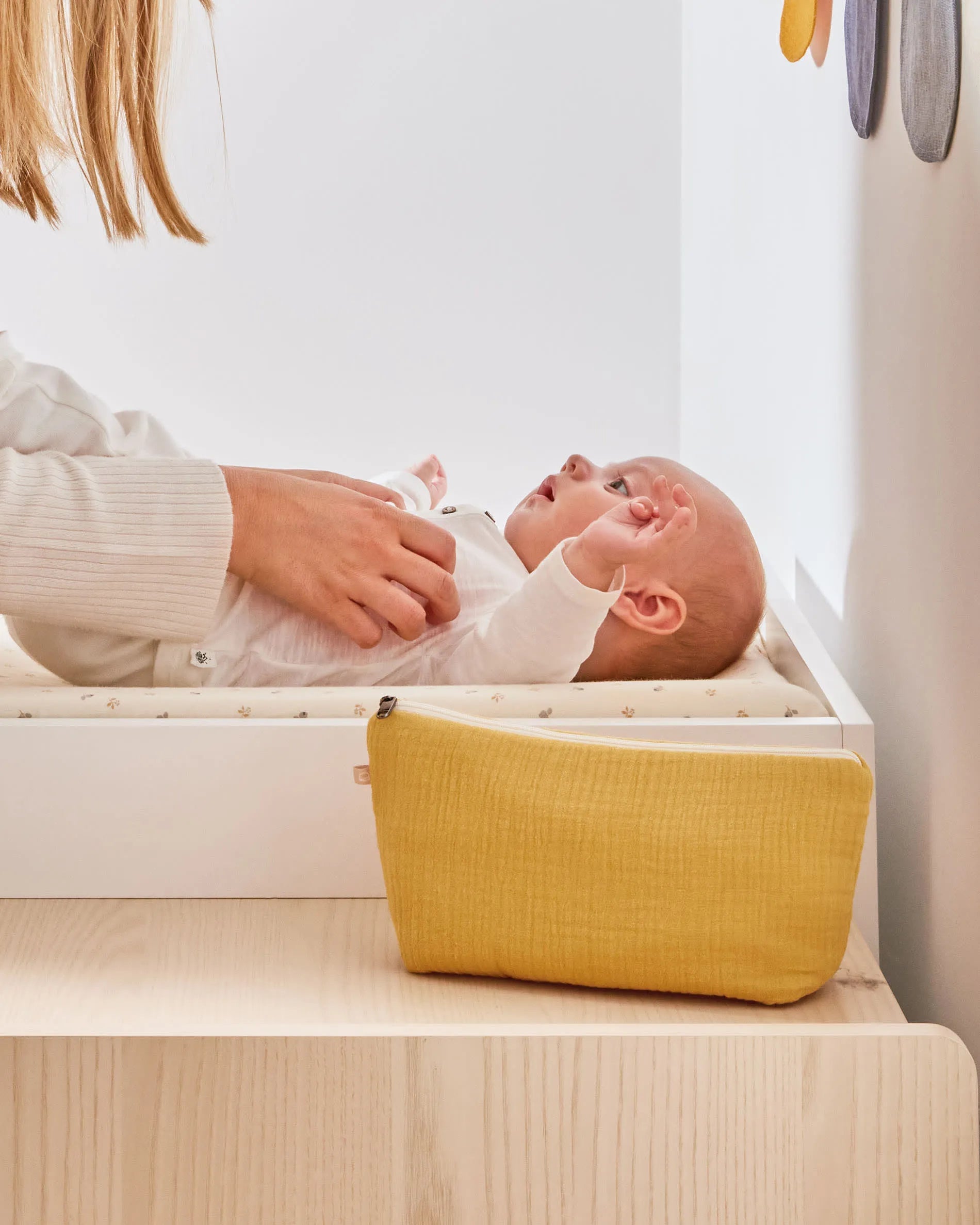 Eleganter Wickelaufsatz aus weißem MDF, passend für Nunila-Kommode, robust, pflegeleicht und stilvoll für jedes Kinderzimmer.
