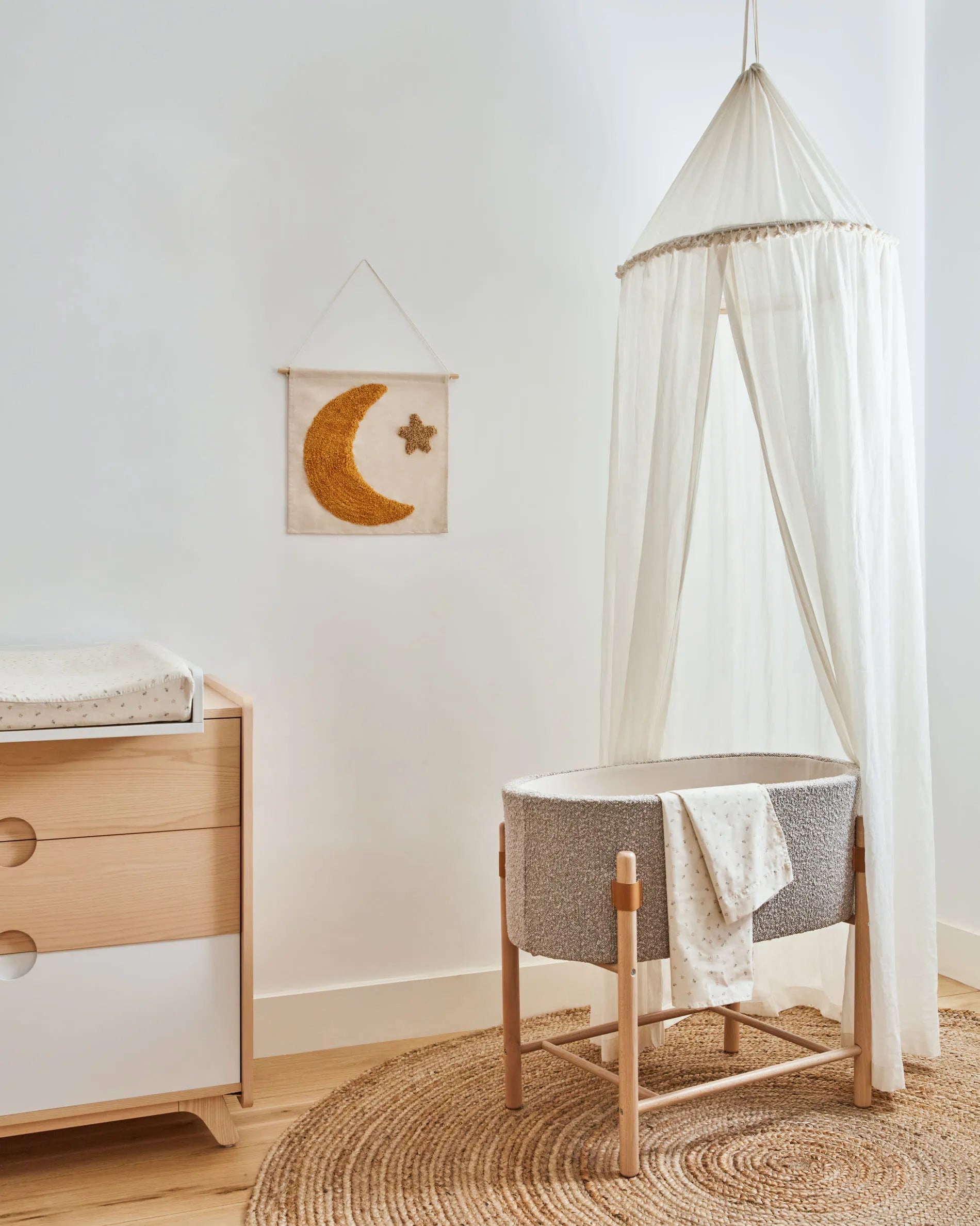 Eleganter Wickelaufsatz aus weißem MDF, passend für Nunila-Kommode, robust, pflegeleicht und stilvoll für jedes Kinderzimmer.