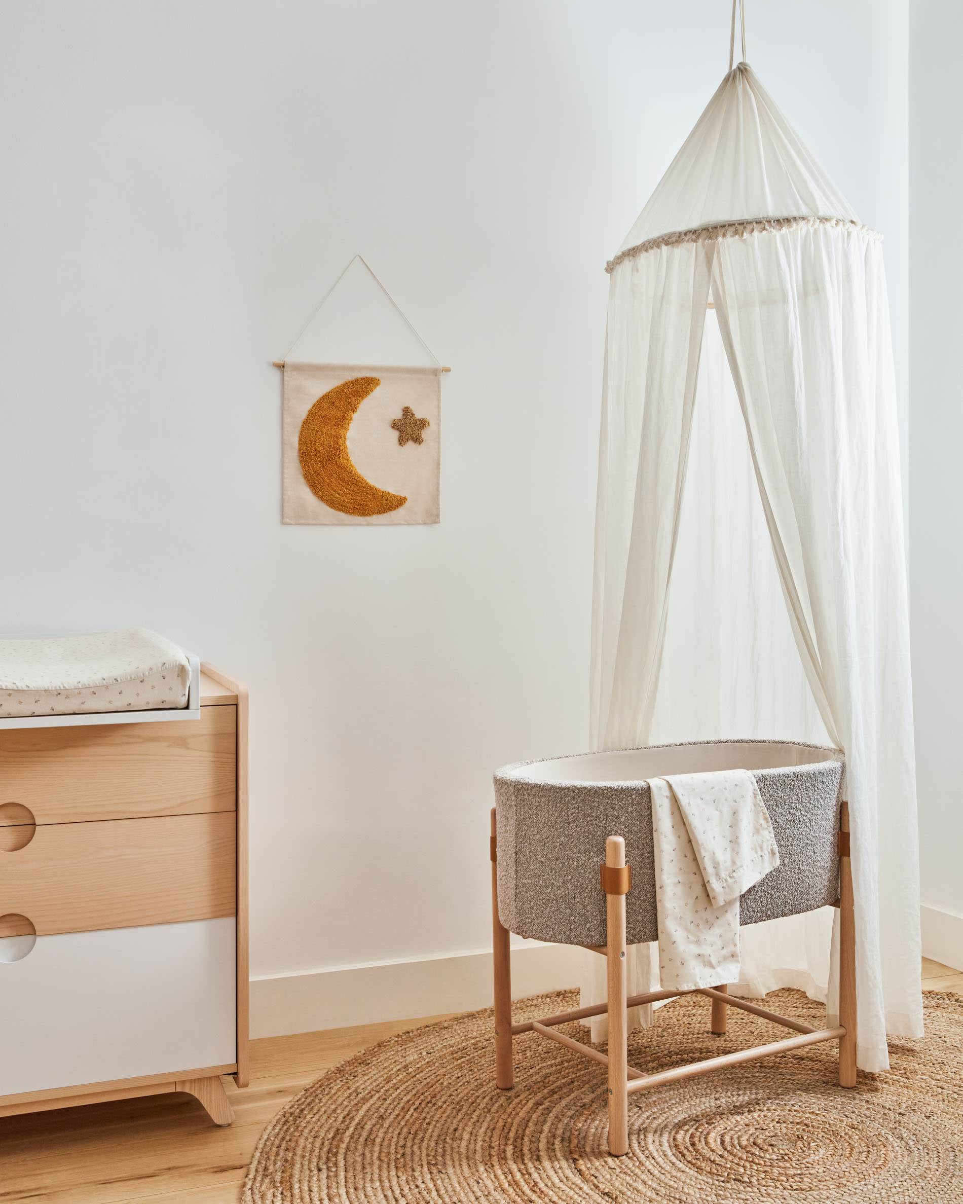 Weißer Wickelaufsatz aus MDF, 72x55 cm, von Kave Home. Ideal für sicheres und bequemes Wickeln Ihres Babys.