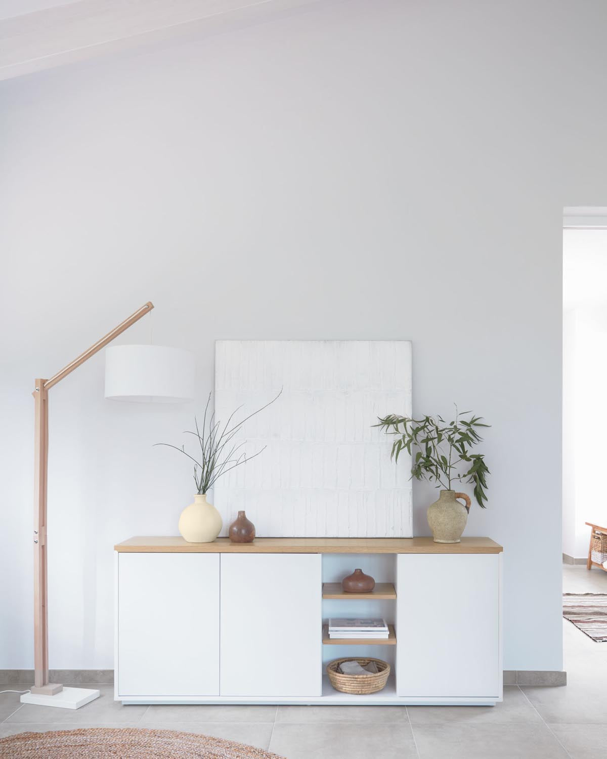 Elegantes Kave Home Sideboard Abilen mit drei praktischen Türen.