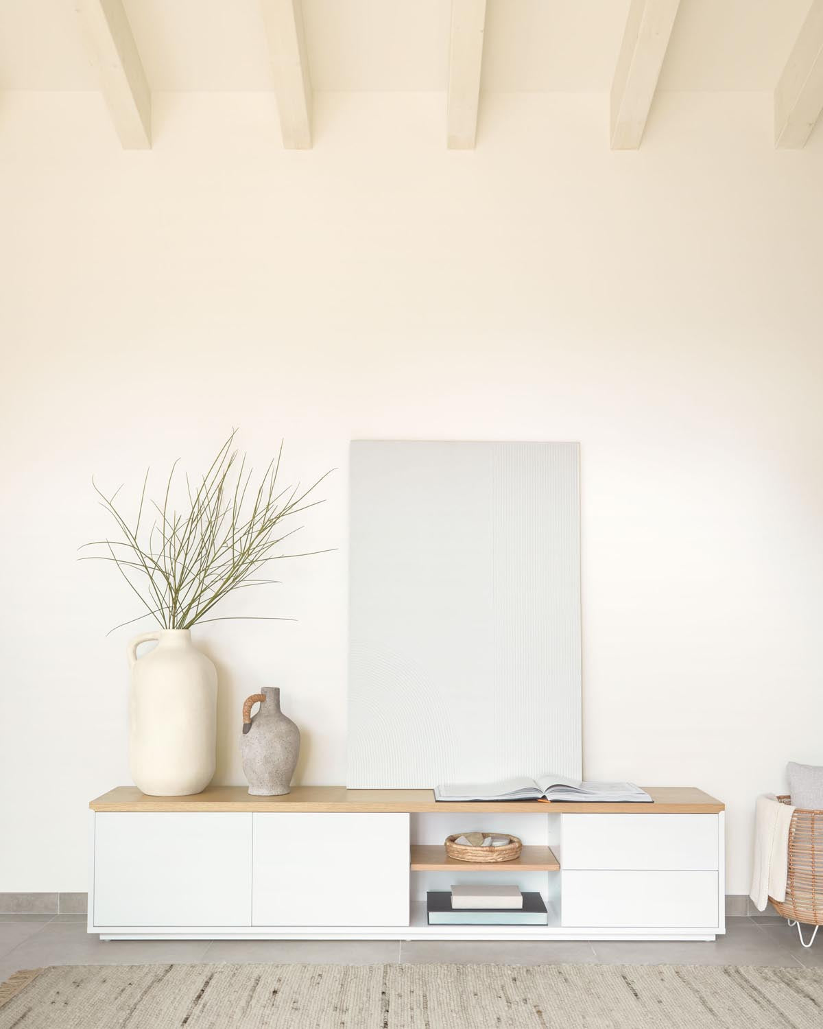 Moderner Abilen TV-Schrank mit 2 Türen und 2 Schubladen von Kave Home.