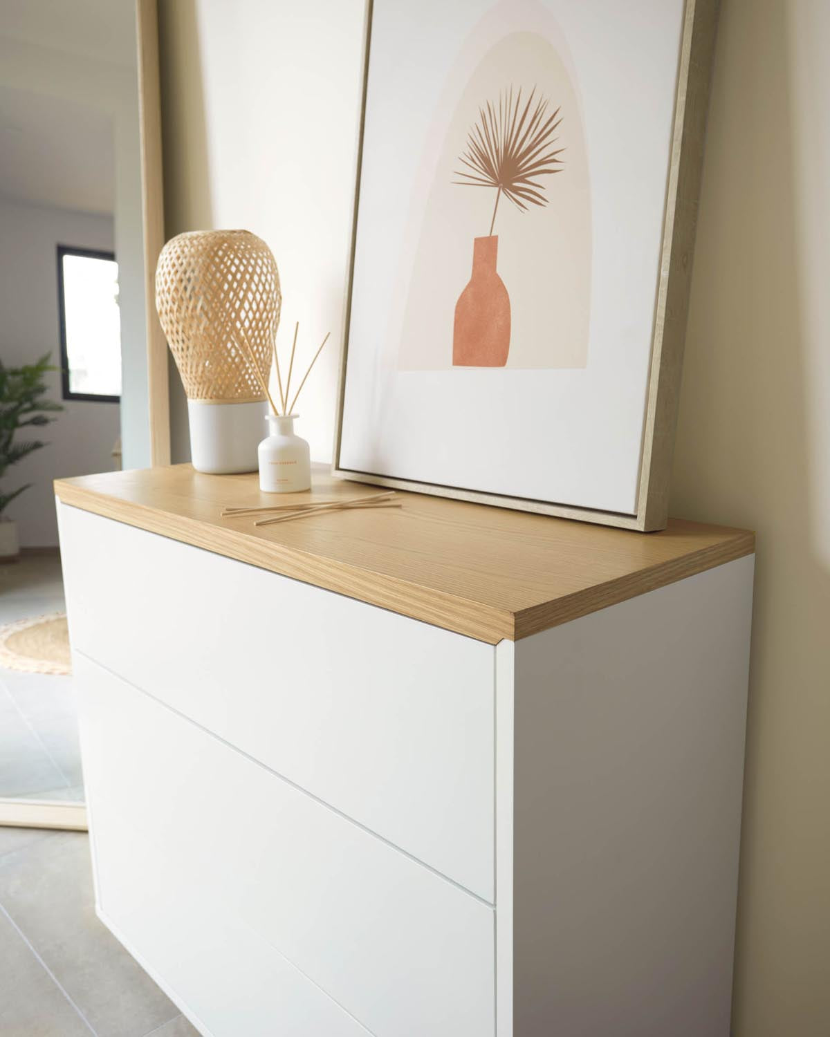 Elegante Abilen Kommode, weiß lackiert, mit 3 Schubladen und Eichenfurnier, 90x36x75cm. Perfekt für stilvollen Stauraum.