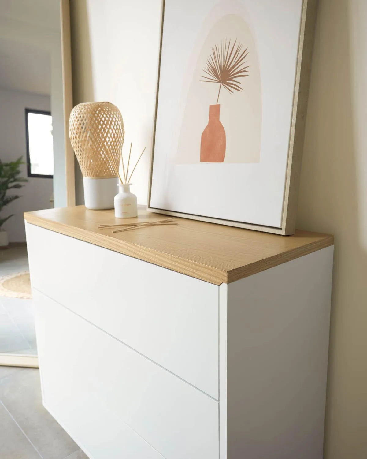 Elegante Abilen Kommode, weiß lackiert, mit 3 Schubladen und Eichenfurnier, 90x36x75cm. Perfekt für stilvollen Stauraum.