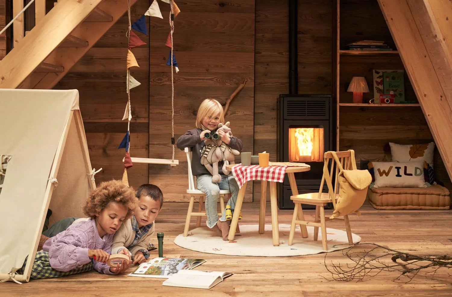 Der Tressia Kinderstuhl vereint robustes Kautschukholz mit elegantem Design, ideal für sicheres und stilvolles Spielen.